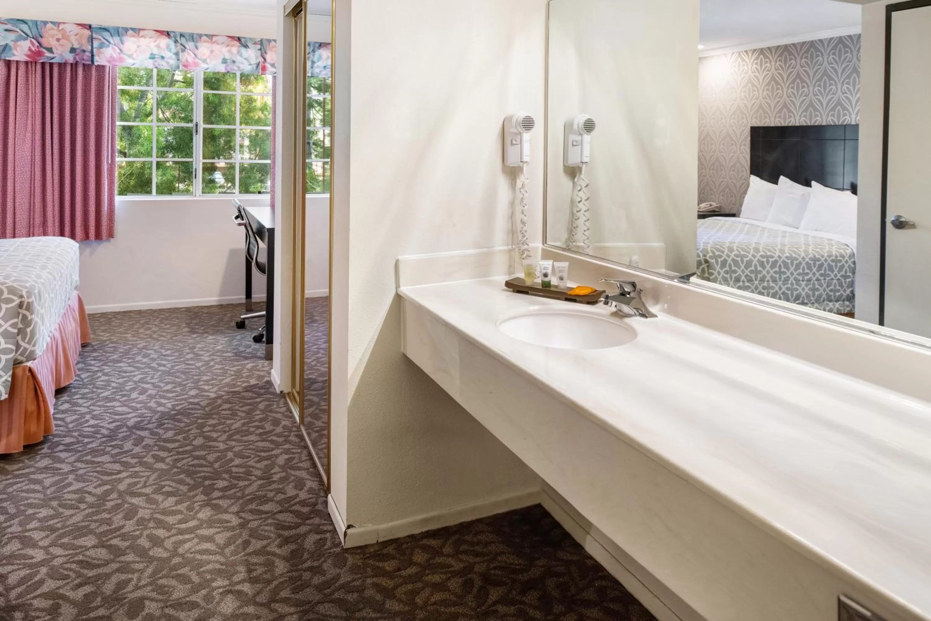 Bathroom, Bed in Glendale Hotel