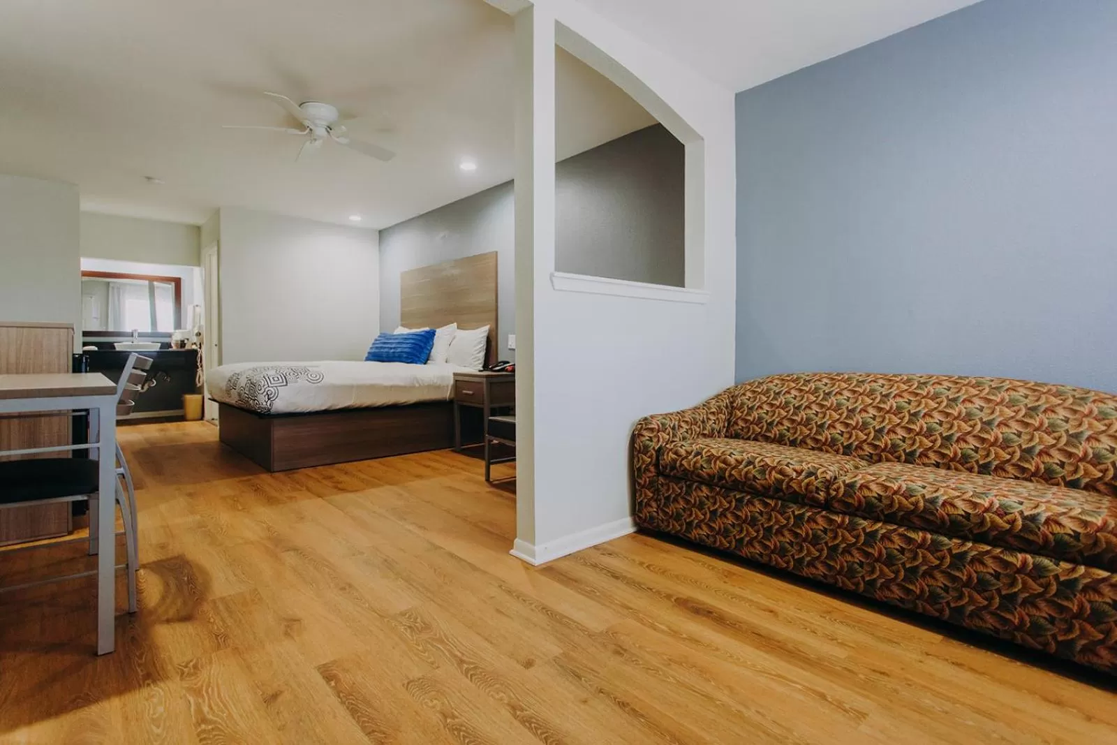 Bedroom, Bed in Scottish Inn & Suites - Kemah Boardwalk