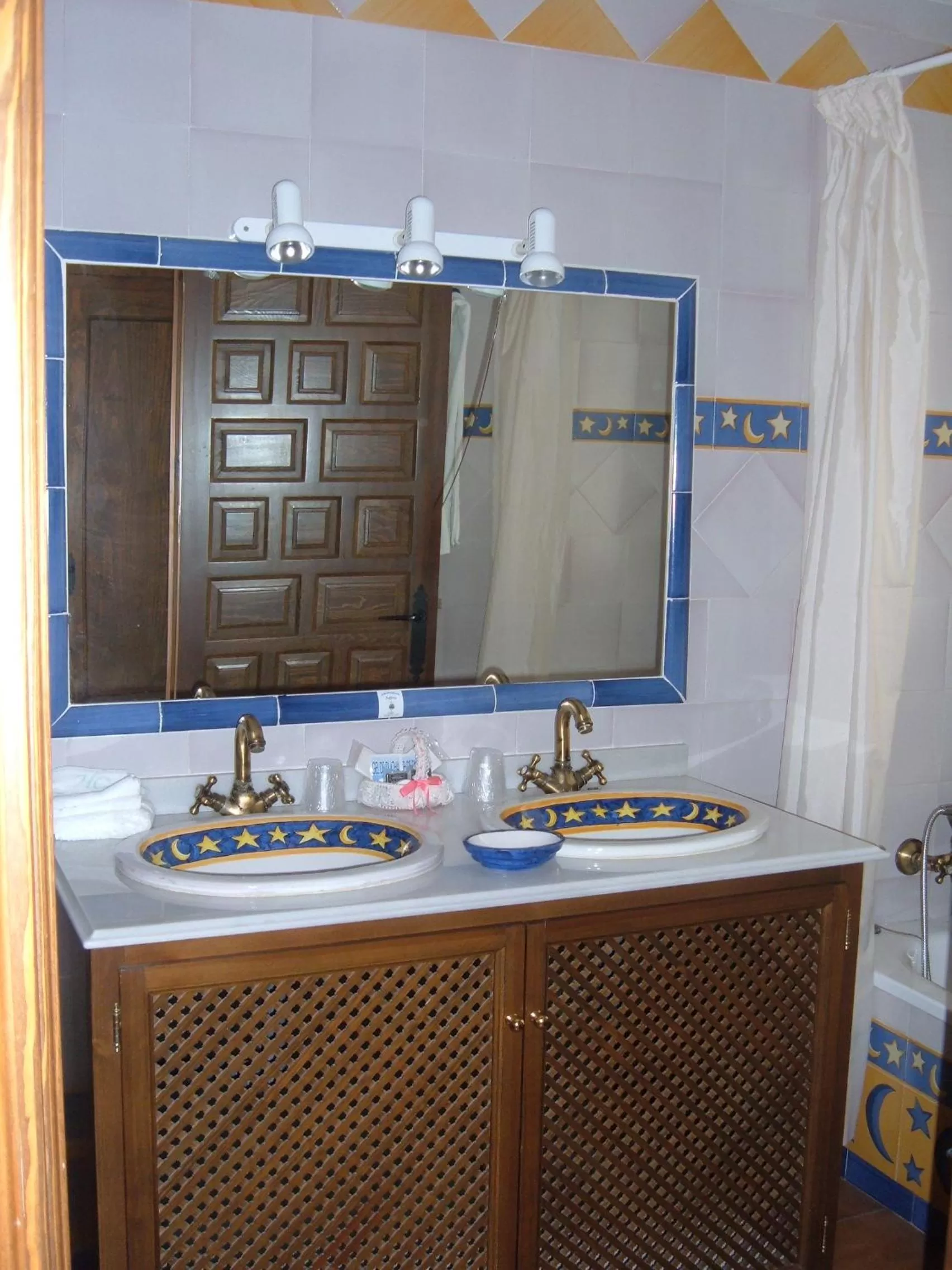 Shower, Bathroom in Hotel Rural Casares