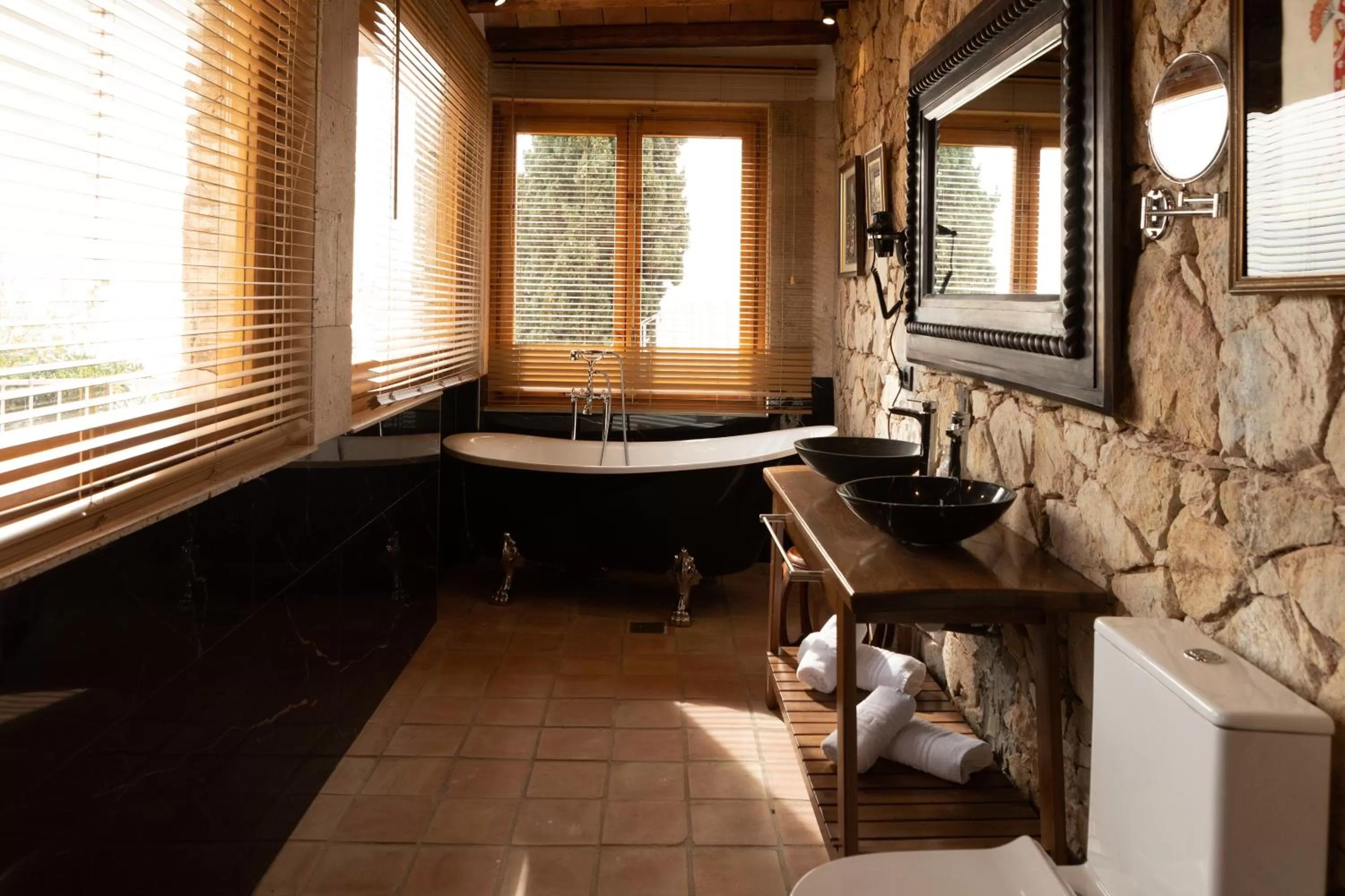 Bathroom in Hotel Roger de Flor by Seleqtta