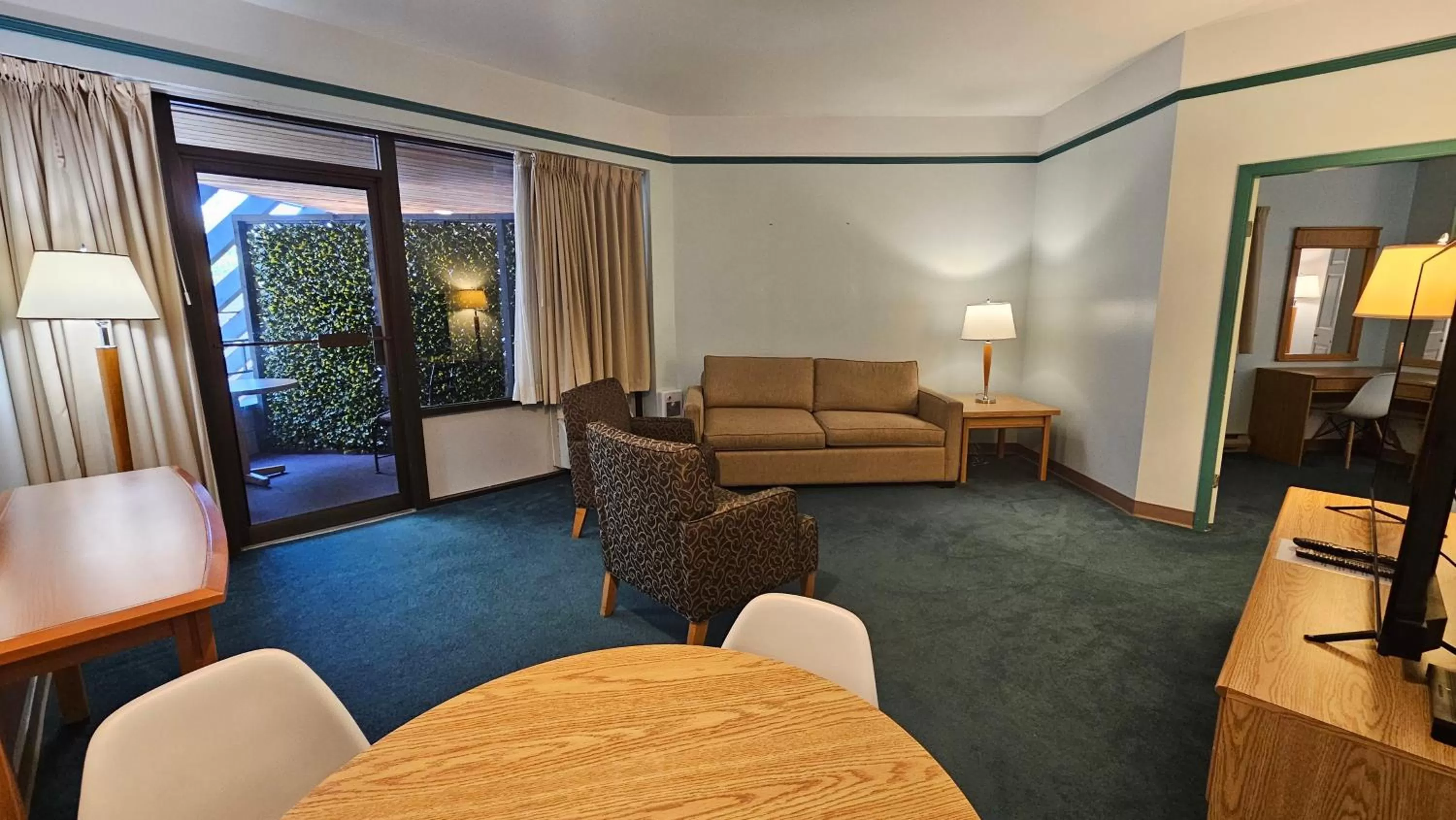 Living room in The Cedars Inn Hotel & Convention Centre