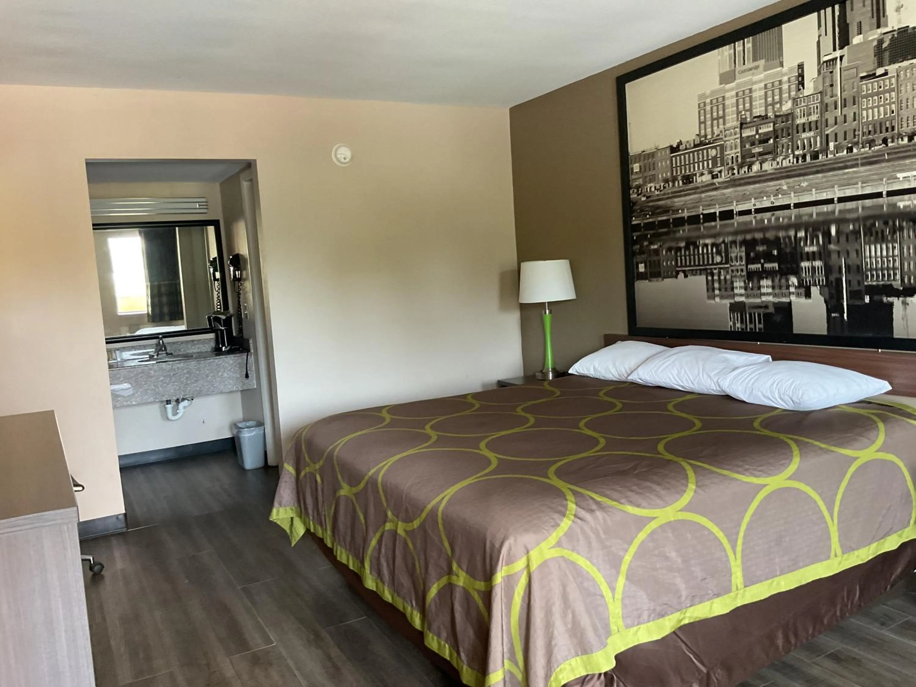 Bed in Super 8 by Wyndham Chattanooga/East Ridge