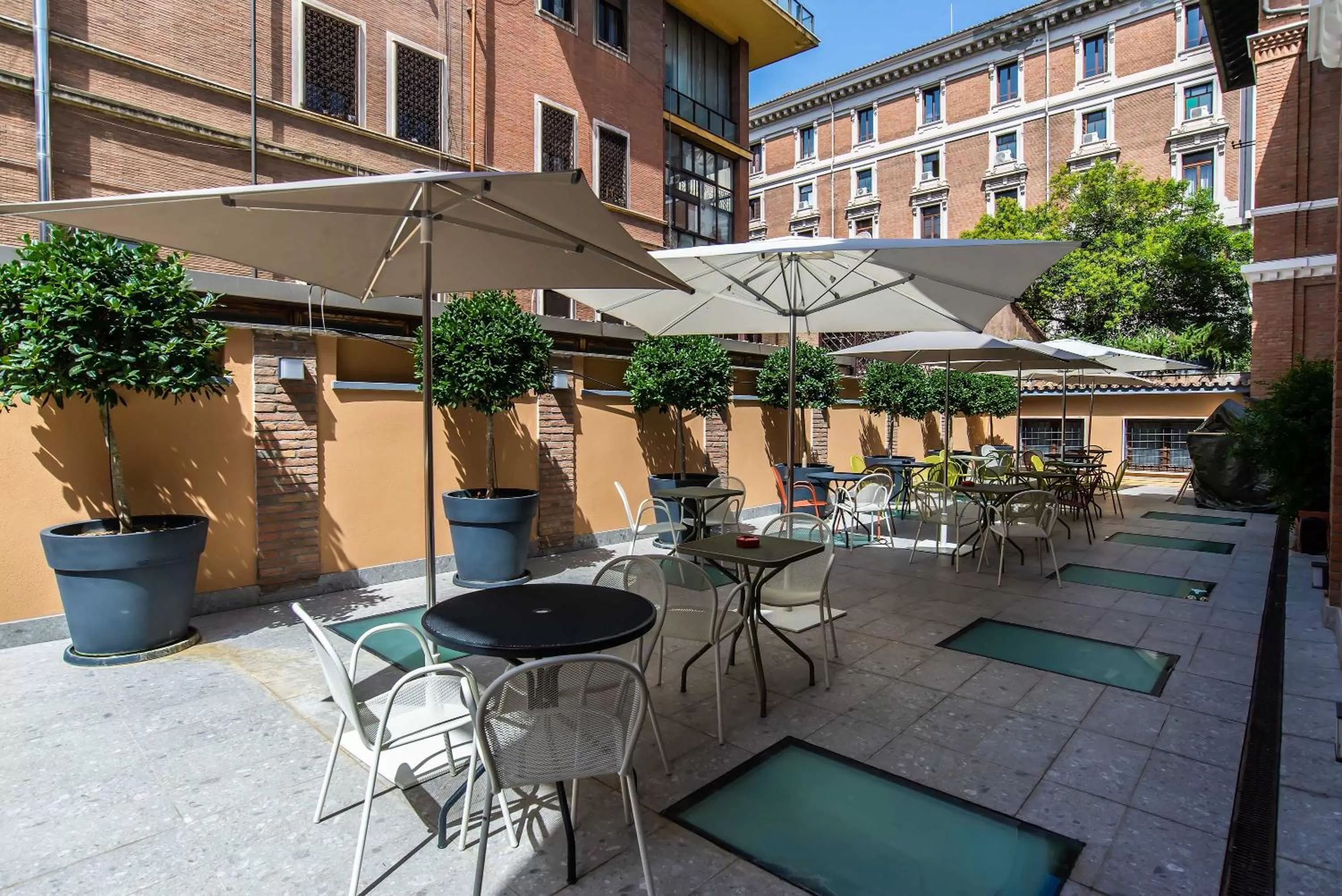 Property building in Albergo Etico Roma