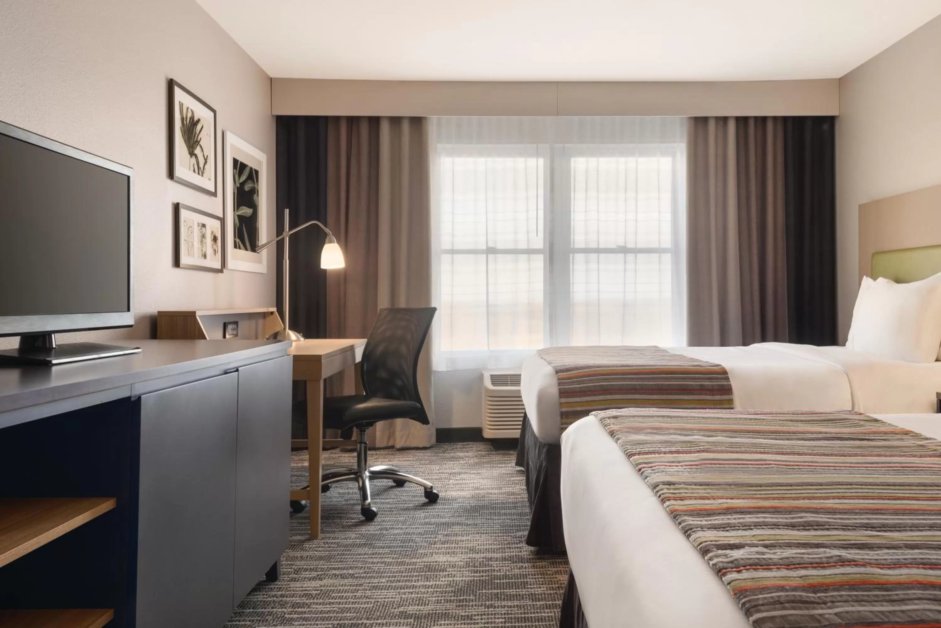 Photo of the whole room, Bed in Country Inn & Suites by Radisson, Galena, IL