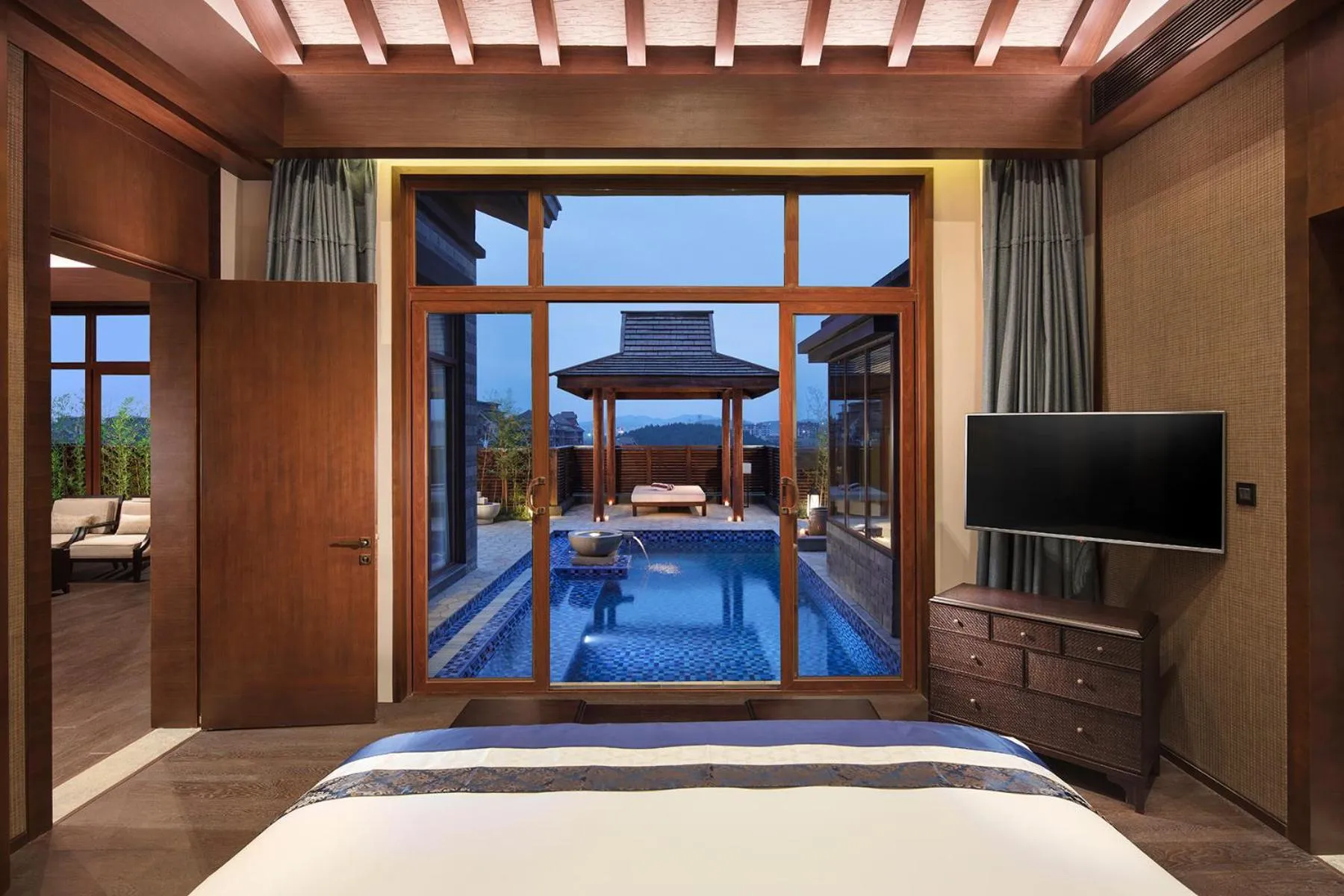 Bed in Anantara Guiyang Resort