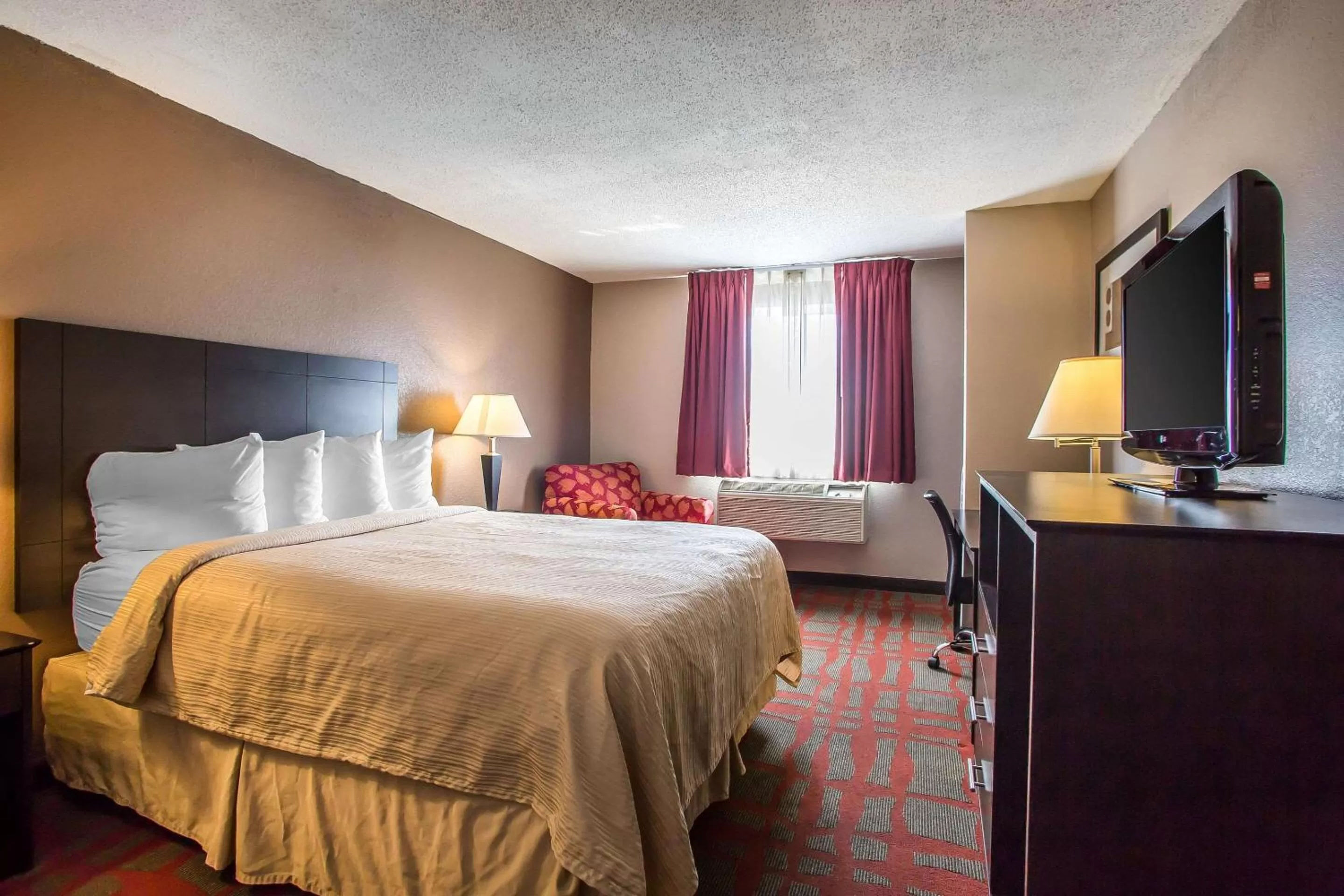 Photo of the whole room, Bed in Quality Inn & Suites West Bend