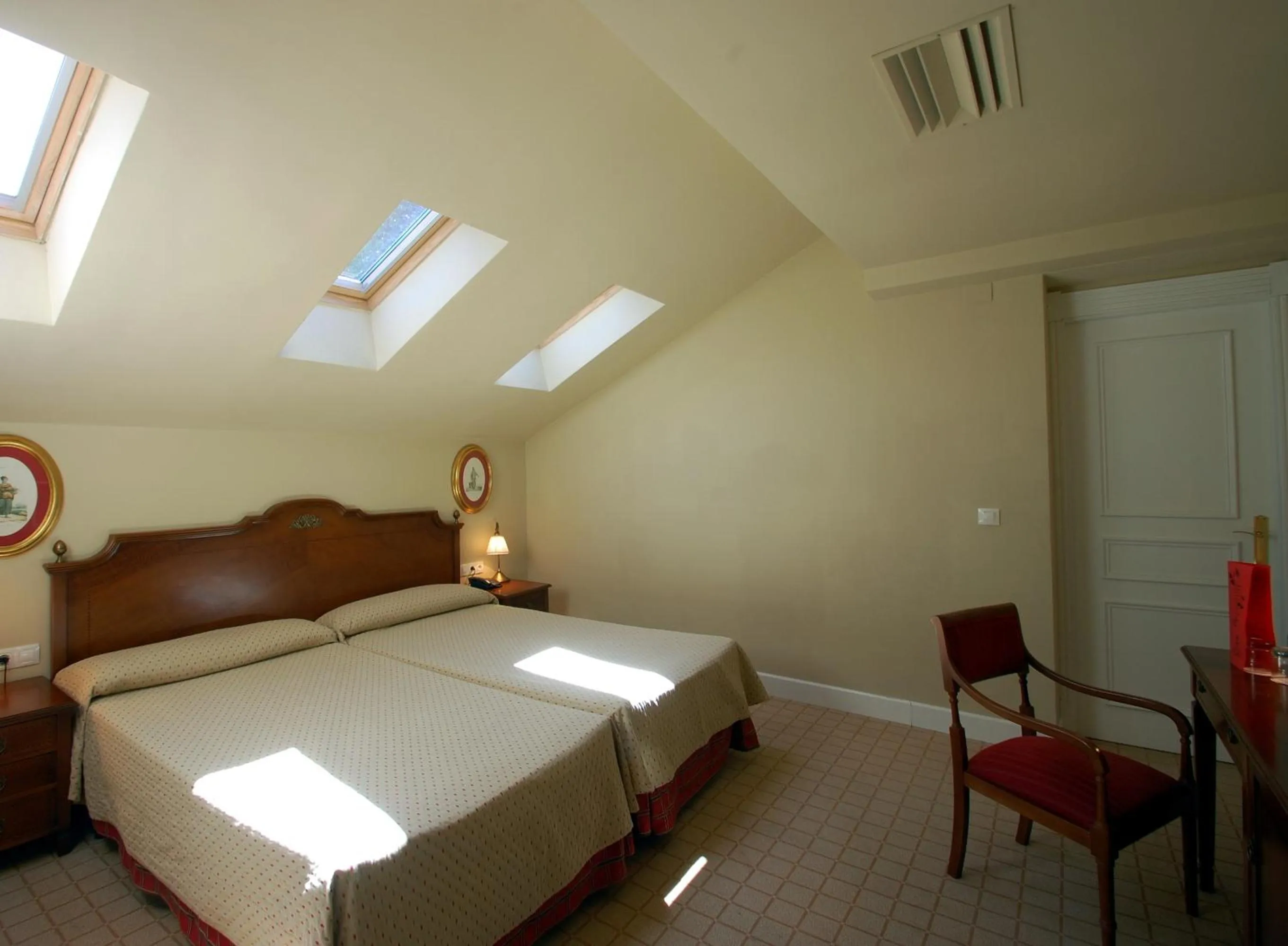 Photo of the whole room, Bed in Arcea Gran Hotel Pelayo