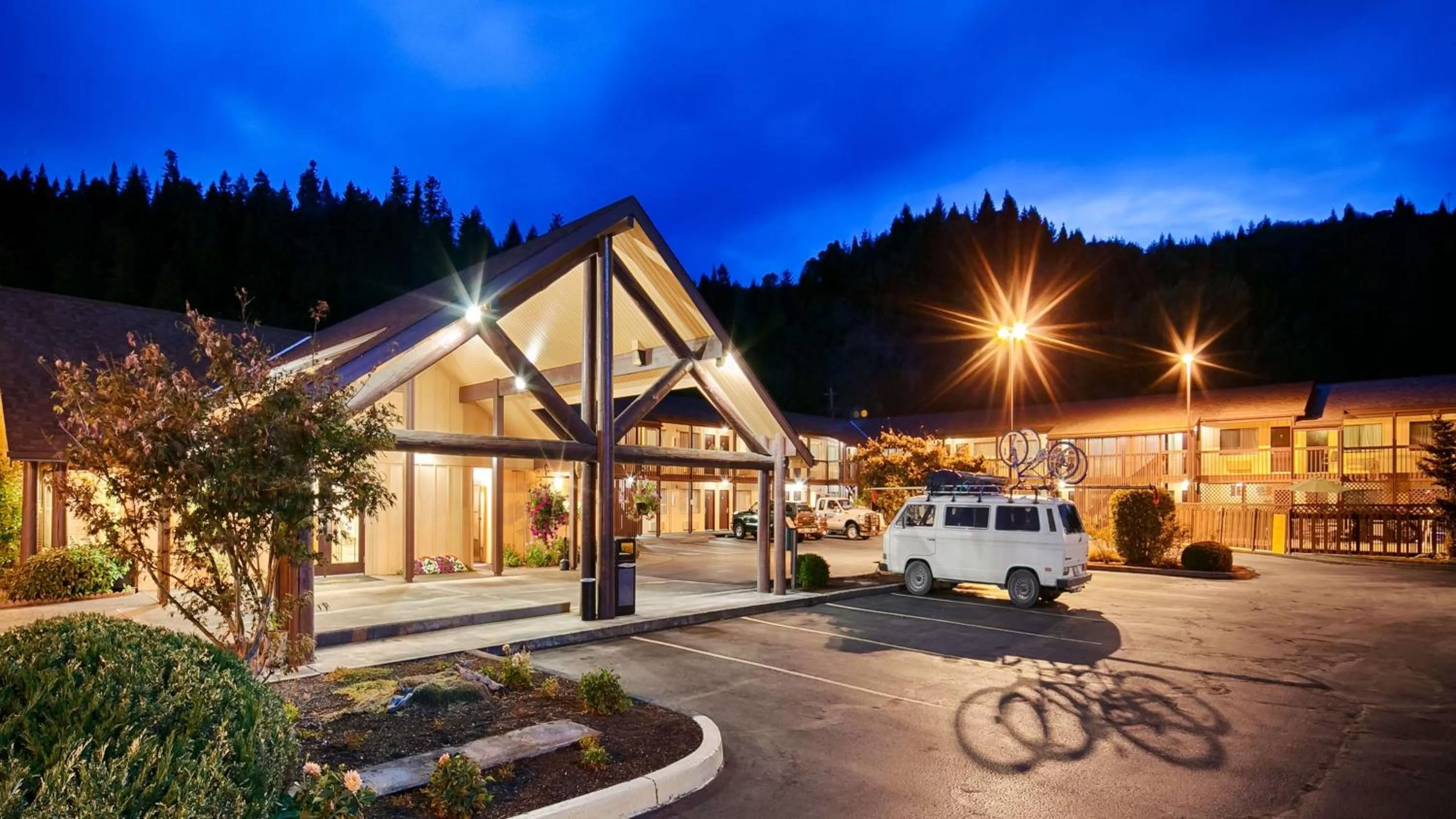 Property building in Oakridge Inn & Suites