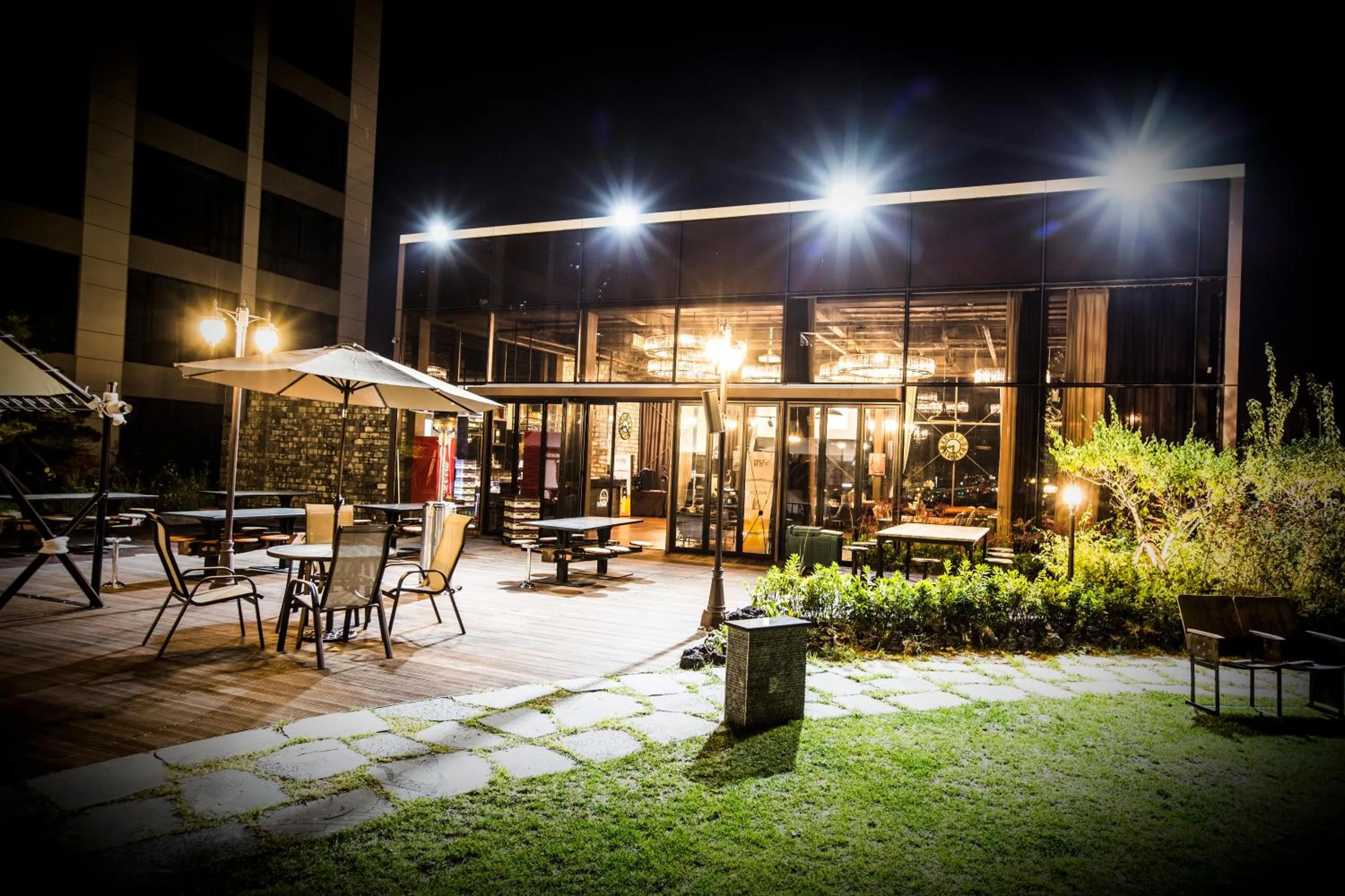 Restaurant/places to eat in I Square Hotel