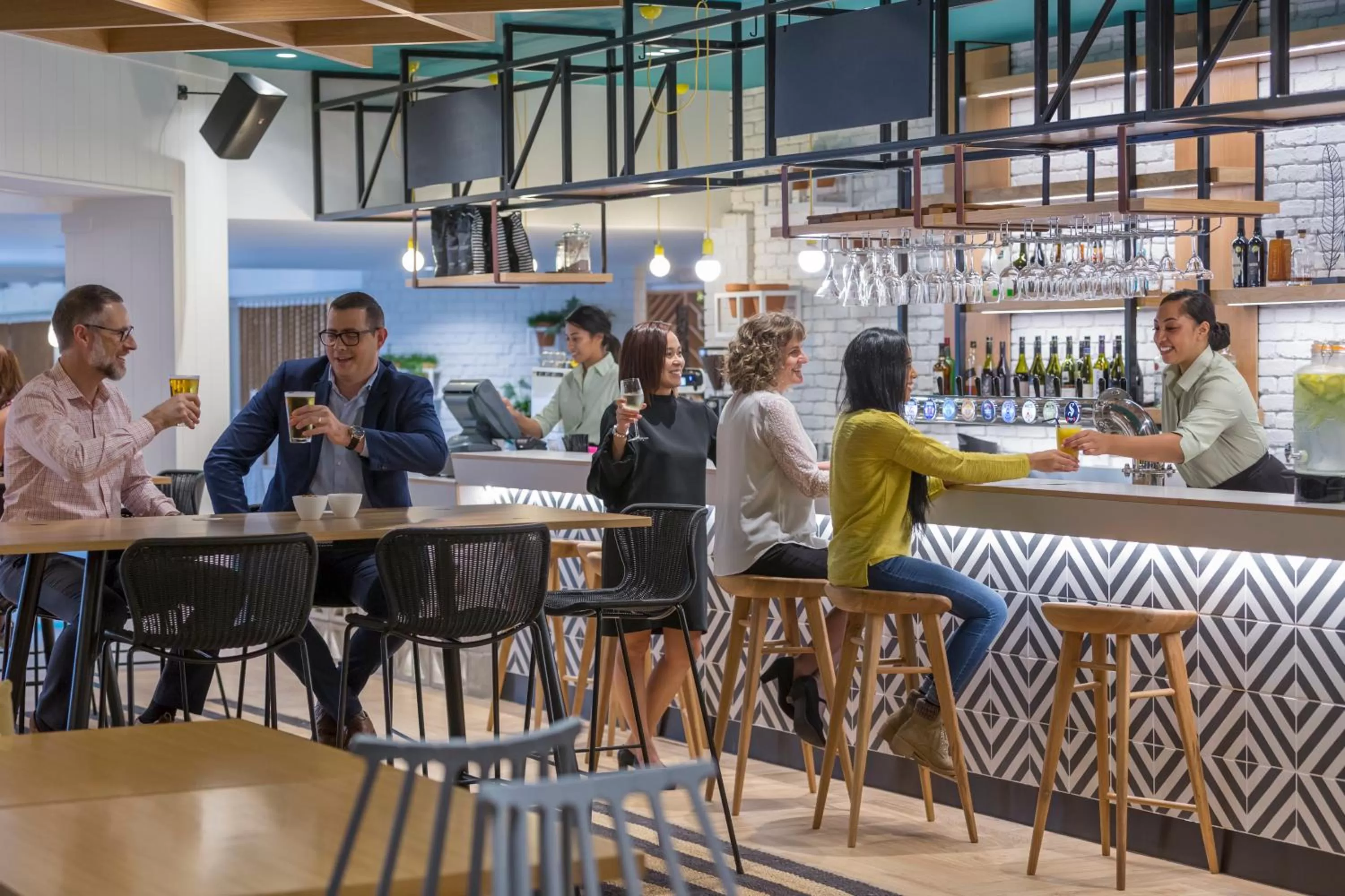 Lounge or bar in Holiday Inn Auckland Airport by IHG