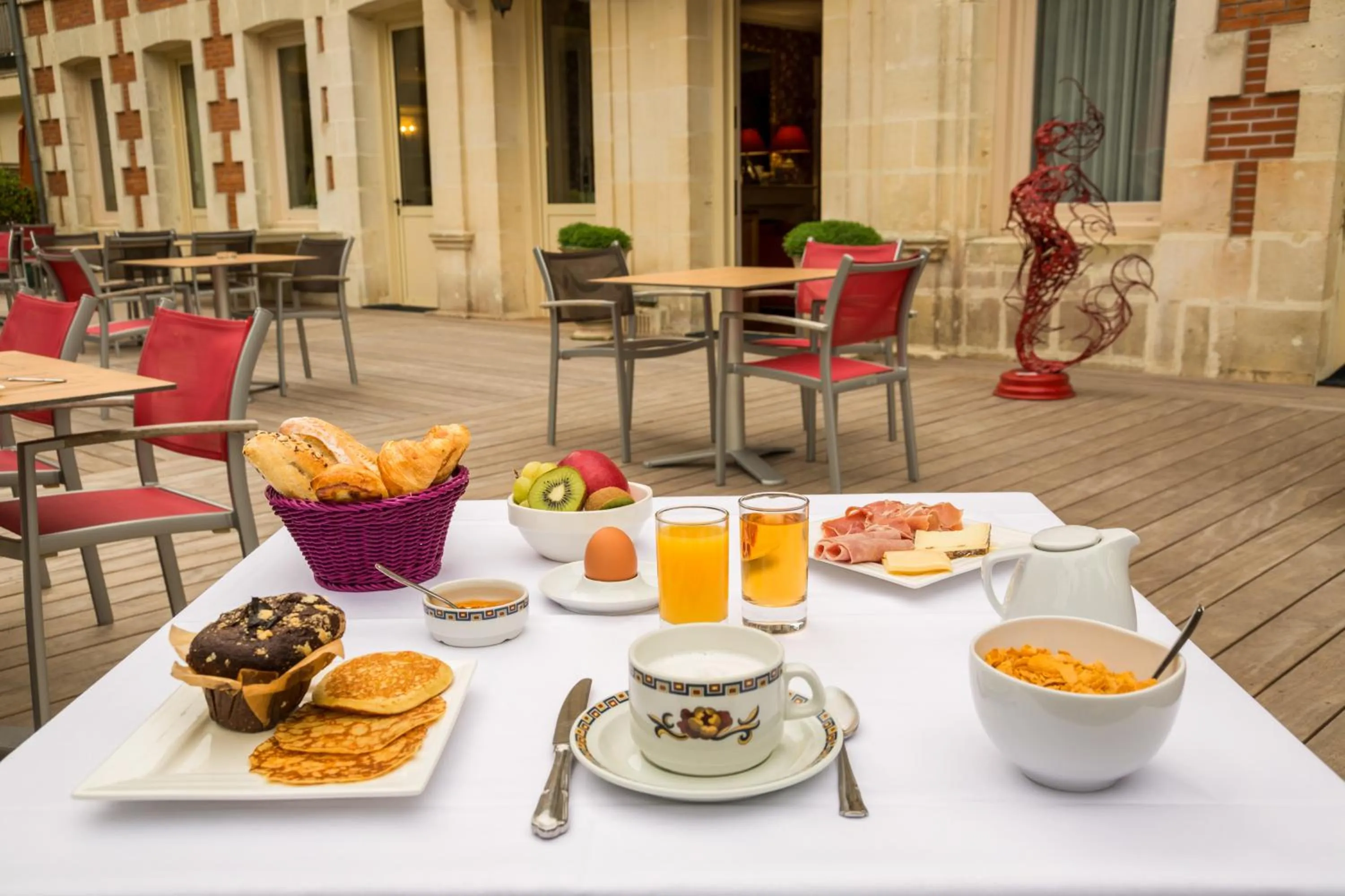 Food and drinks in Hôtel The Originals Résidence de Rohan (EX RELAIS DU SILENCE)