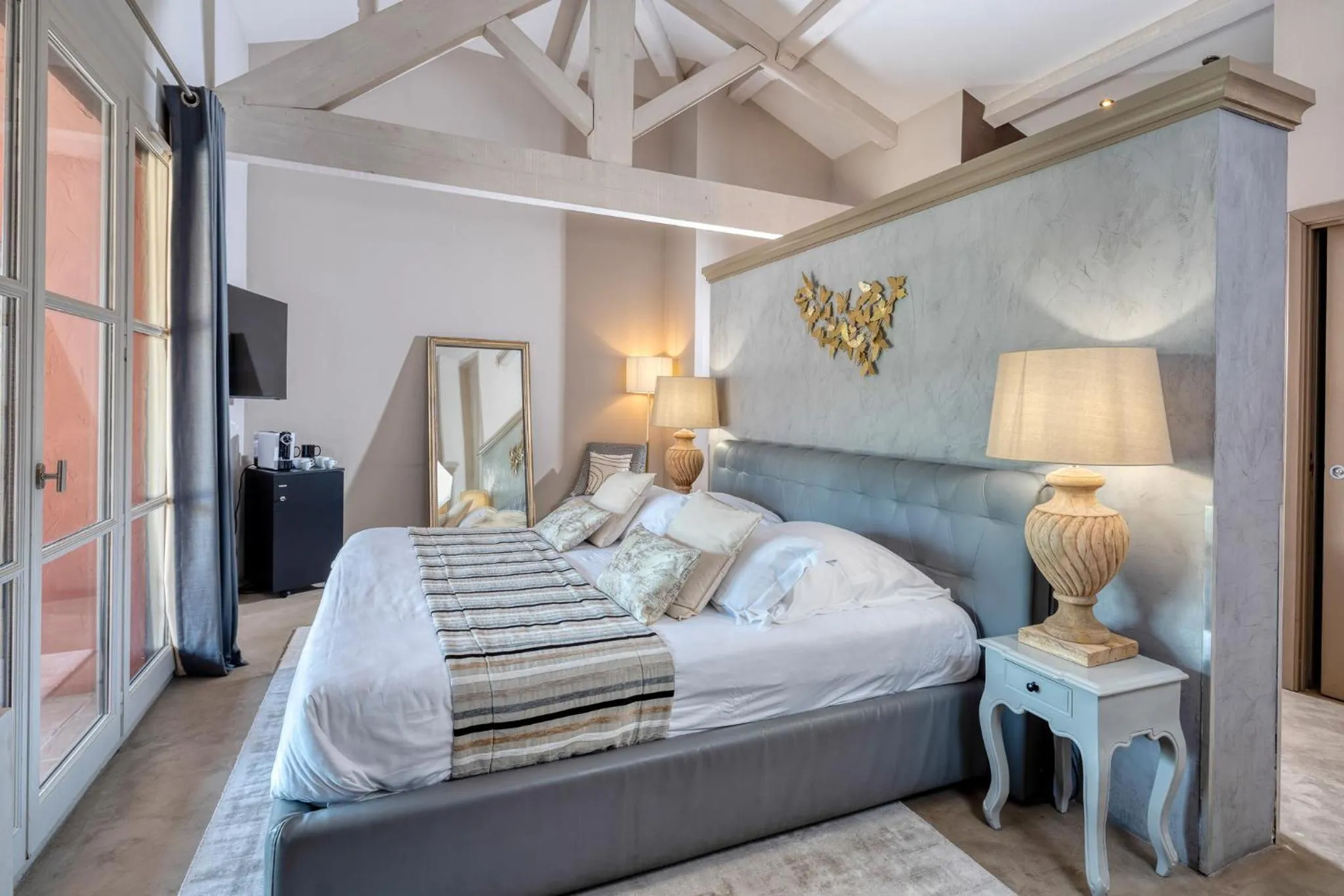 Shower, Bed in La Bastide Du Clos des Roses - Teritoria