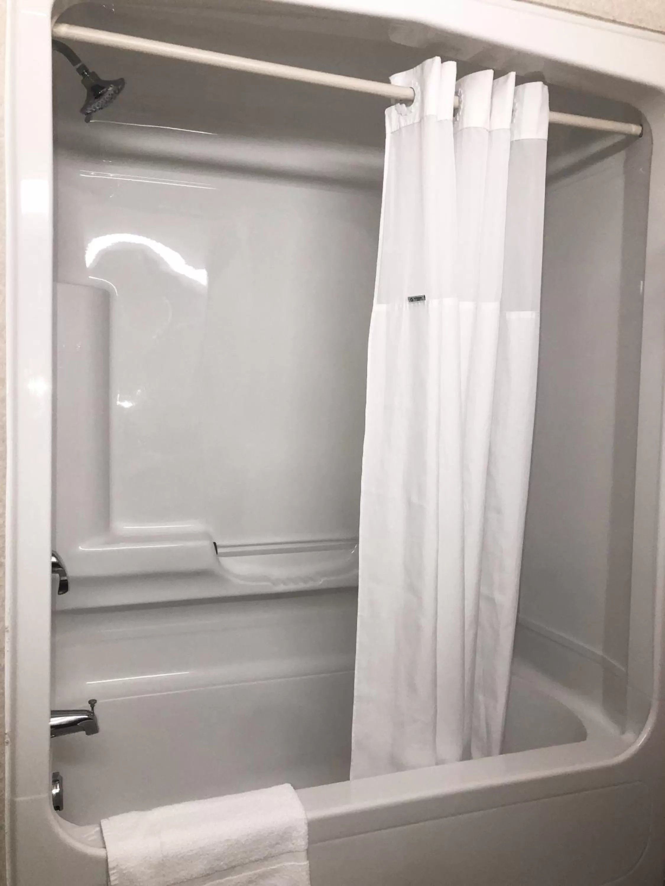 Shower in Days Inn by Wyndham Niagara Falls Centre St By the Falls