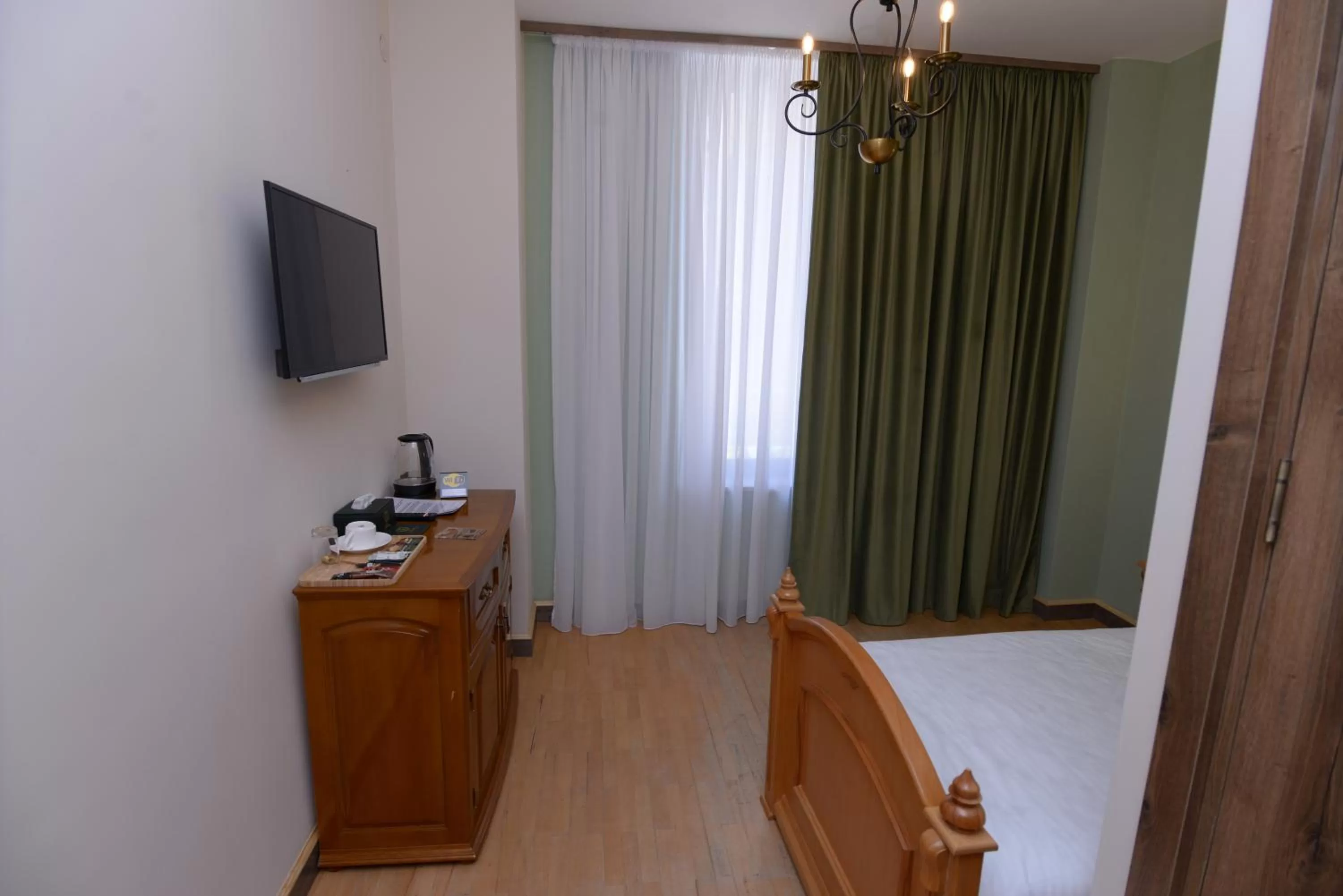 TV/Entertainment Center in Aratta