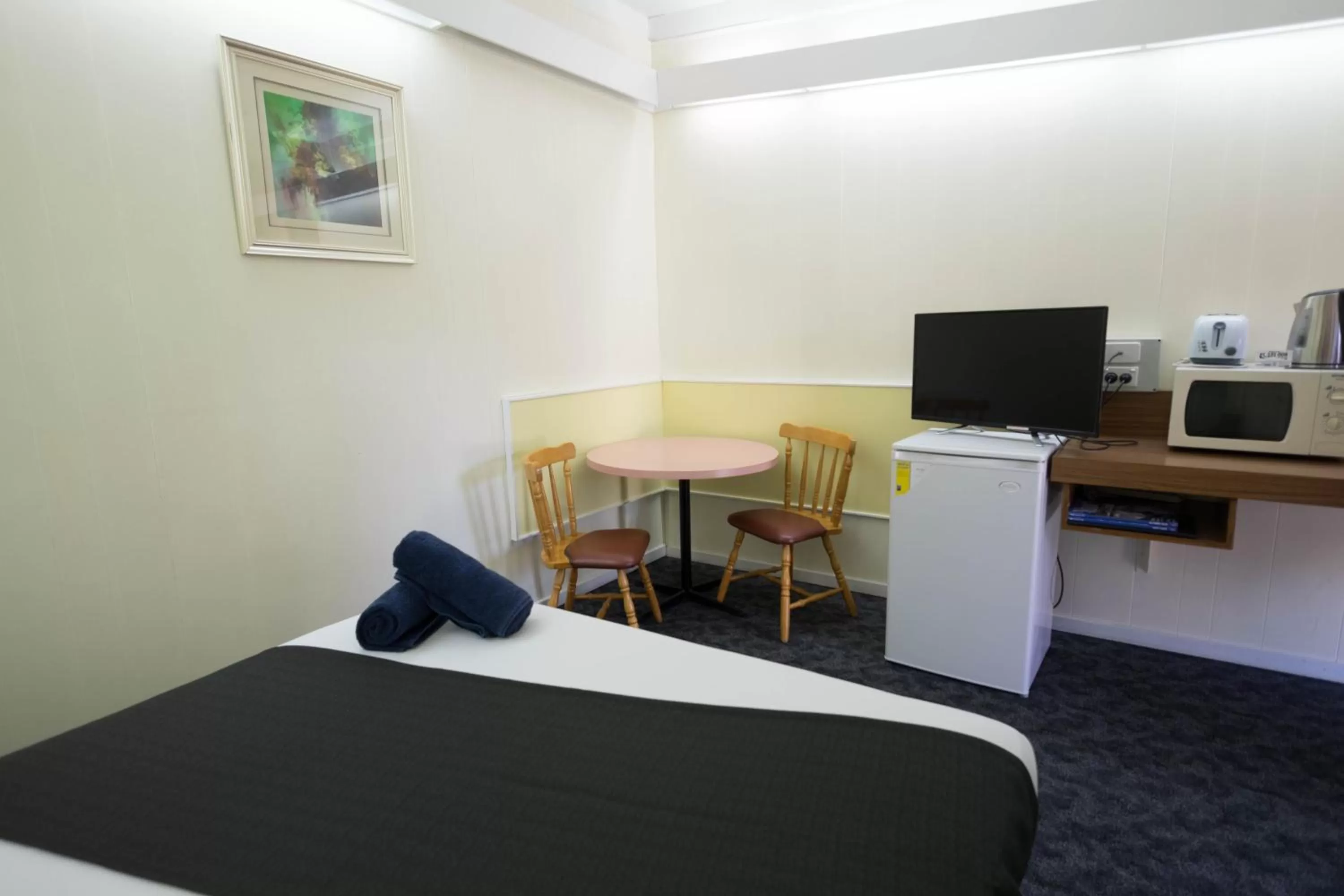 Bed in Pioneer Station Motor Inn