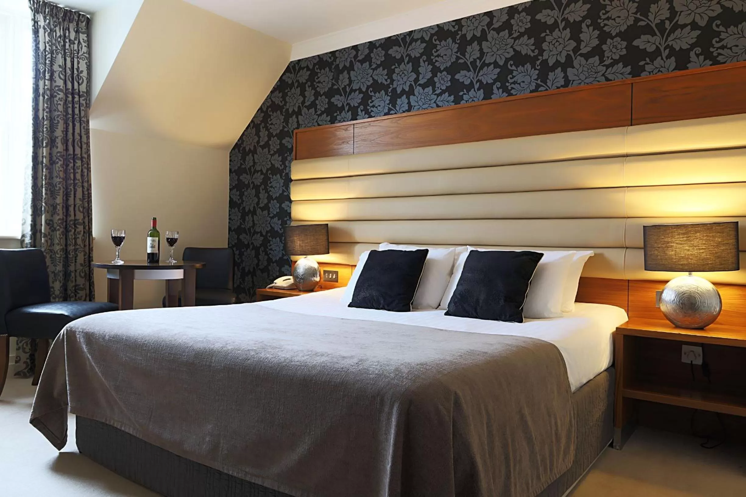 Bed in Westport Country Lodge Hotel