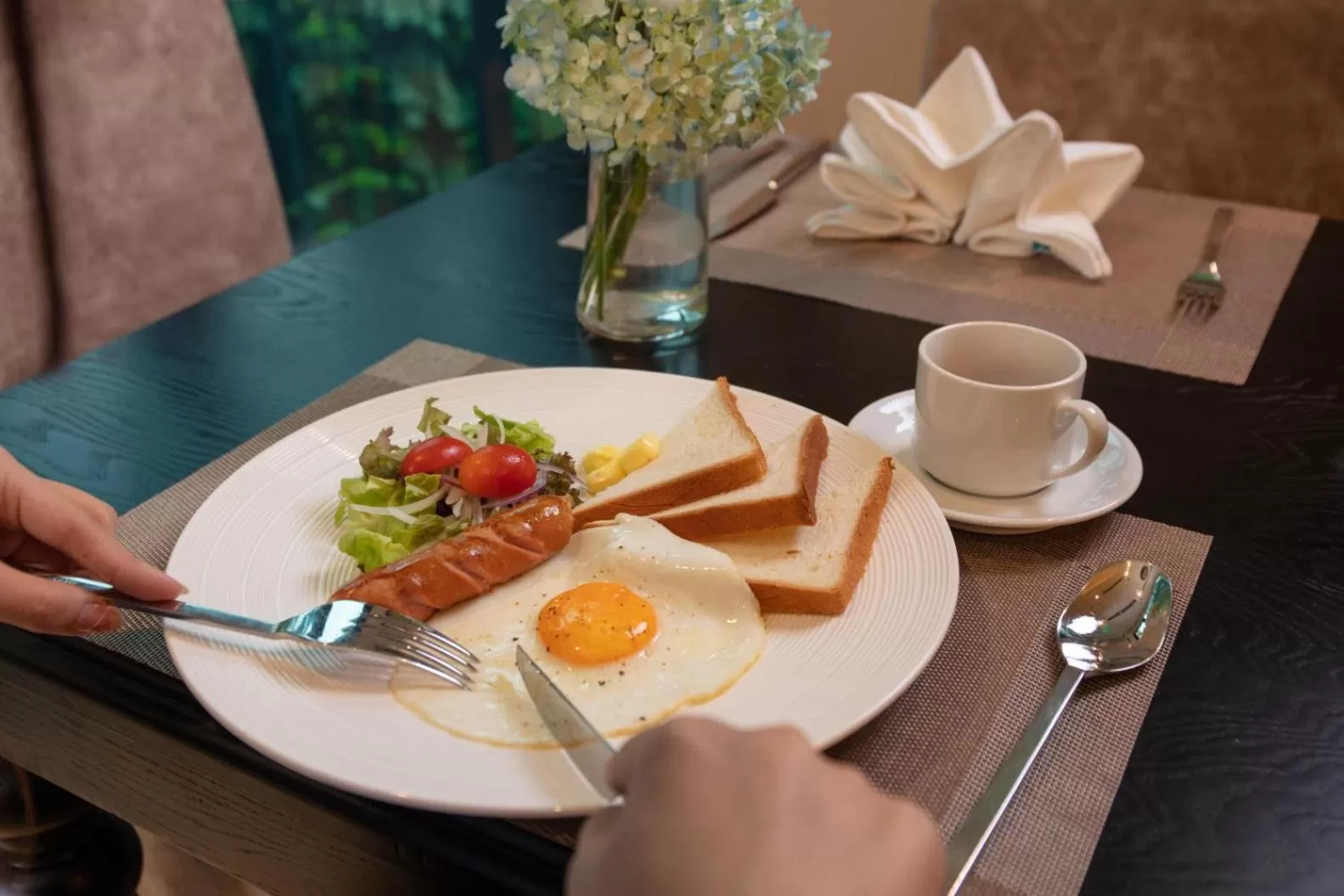 Food and drinks in FTE Ba Dinh Hotel