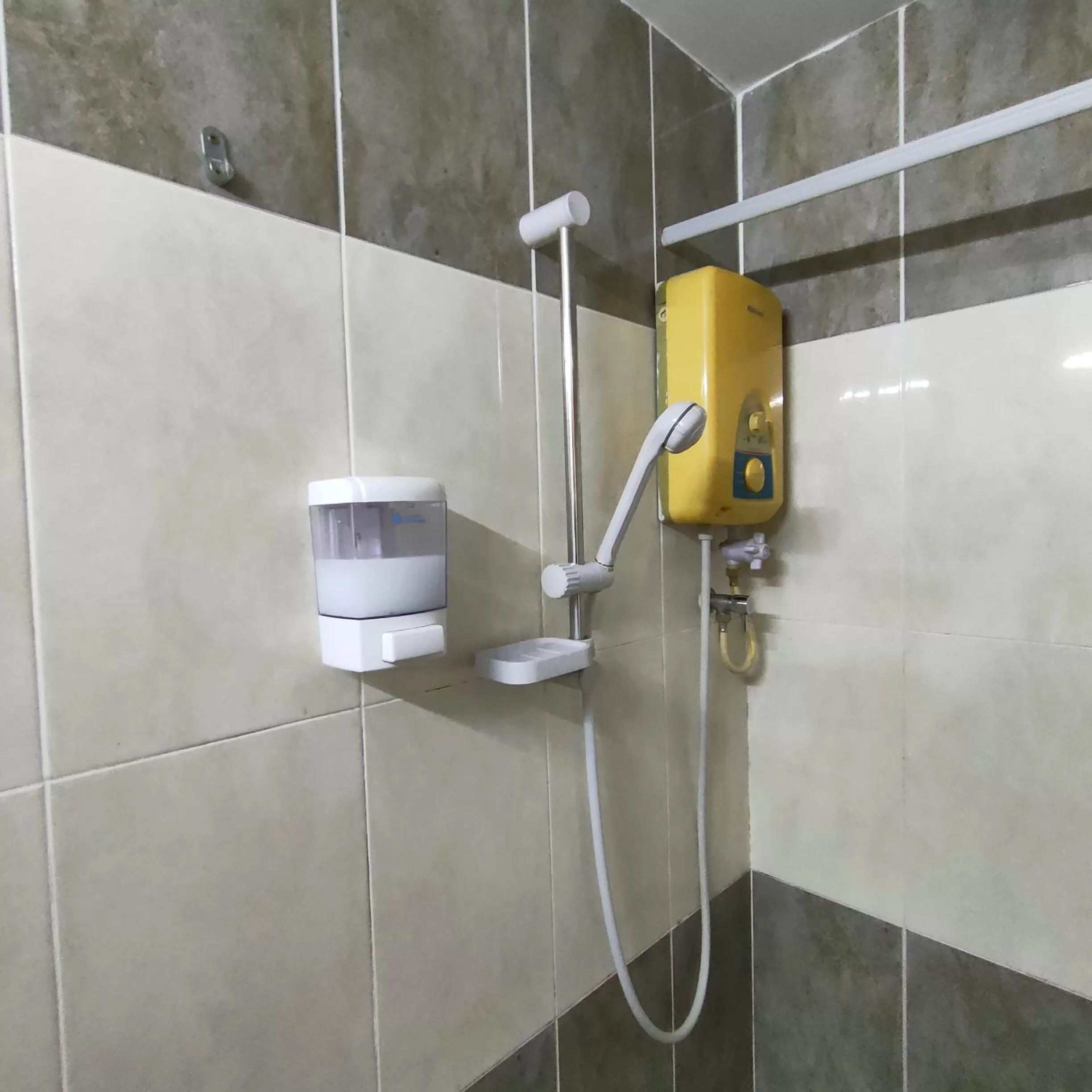 Shower in Cozzy Motel Malacca