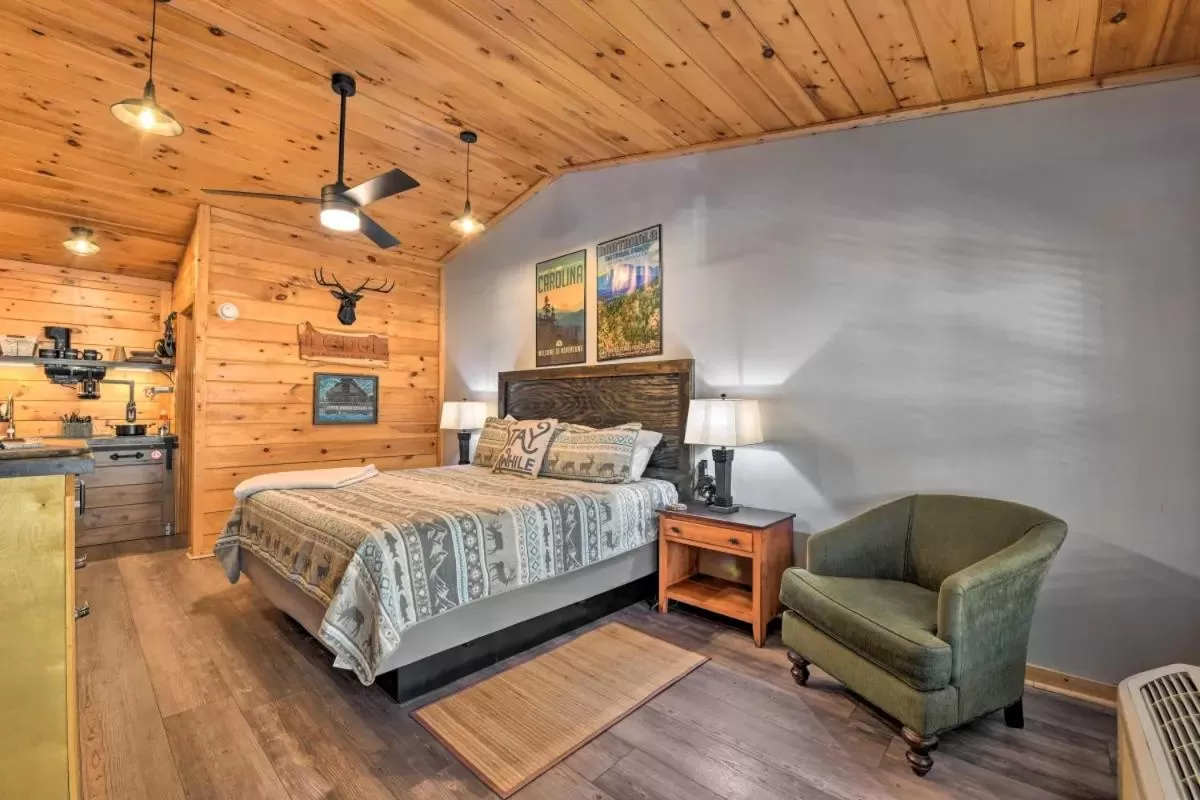 Bed in The Lodge Nantahala River