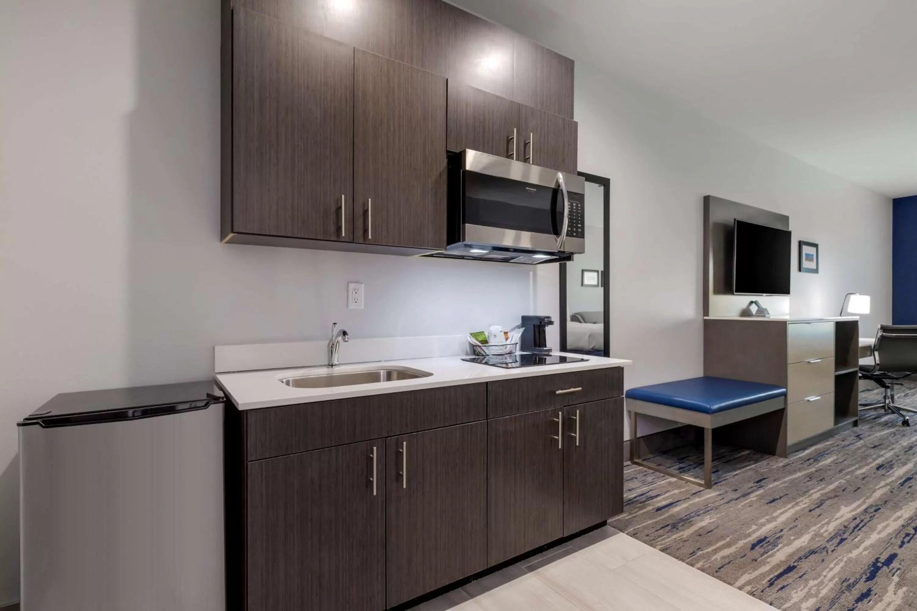 Kitchen or kitchenette in Best Western Plus Choctaw Inn & Suites