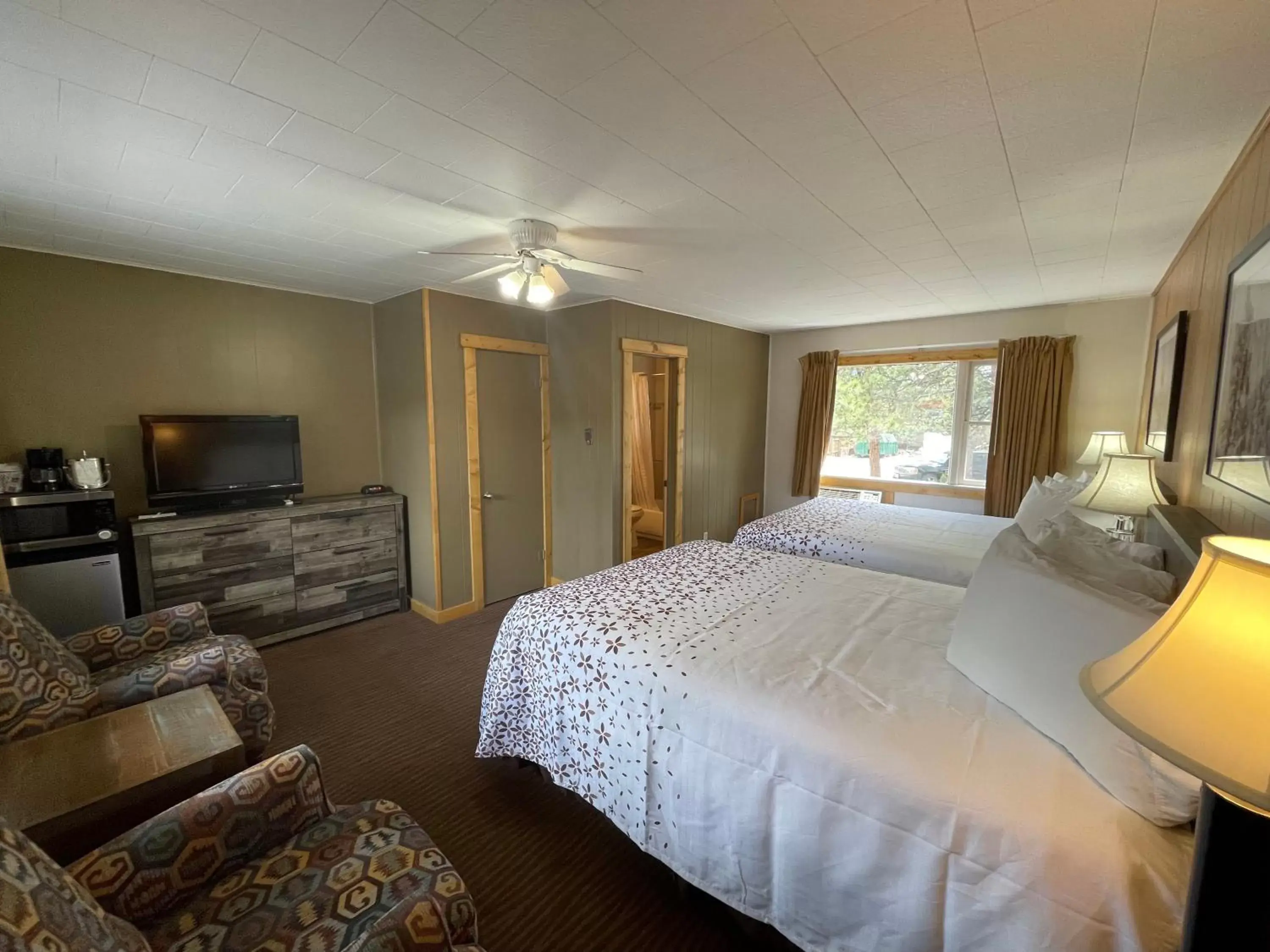 Classic Queen Room with Two Queen Beds - Pet Friendly in Estes Mountain Inn Classic Queen Room with Two Queen Beds - Pet Friendly in Estes Mountain Inn