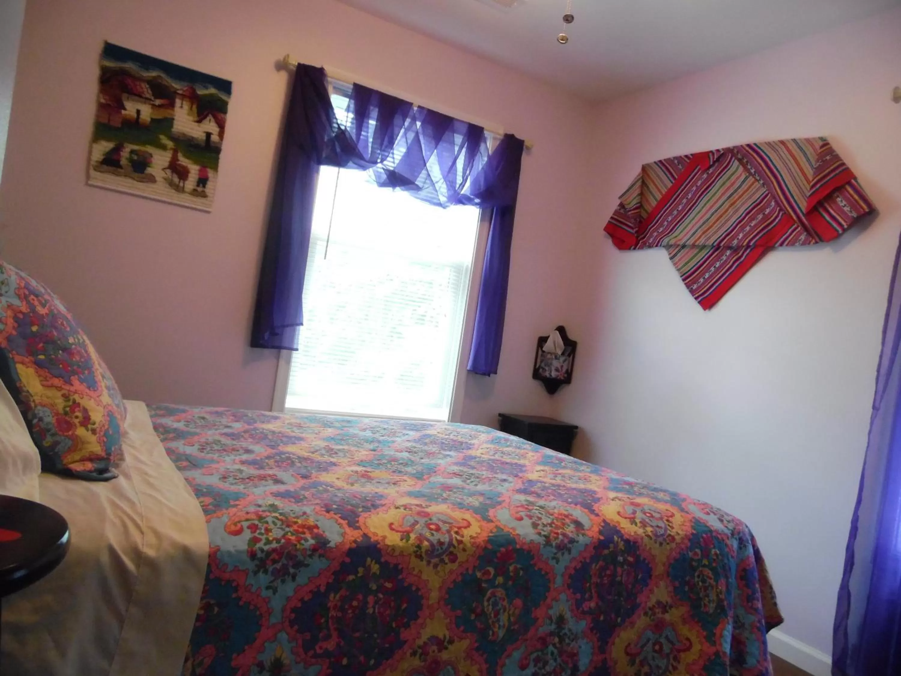 Photo of the whole room, Bed in Cantuta Inn