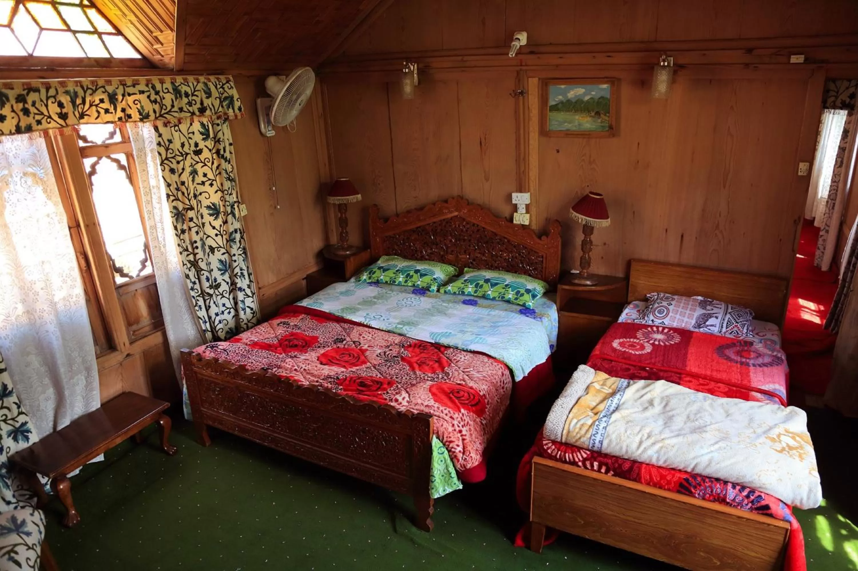 Bed in Houseboat Zaindari Palace