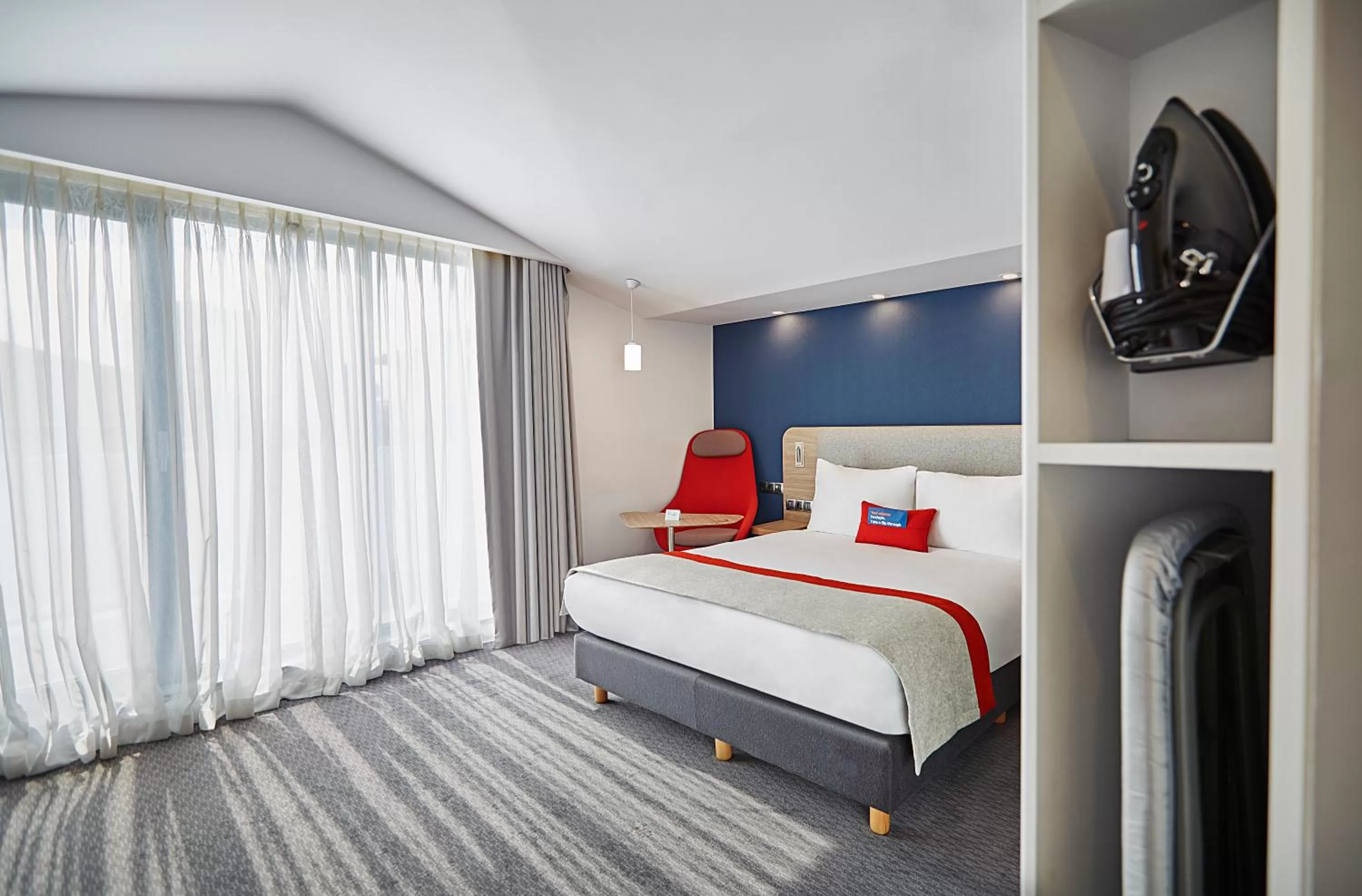 Bed in Holiday Inn Express - Istanbul - Atakoy Metro by IHG
