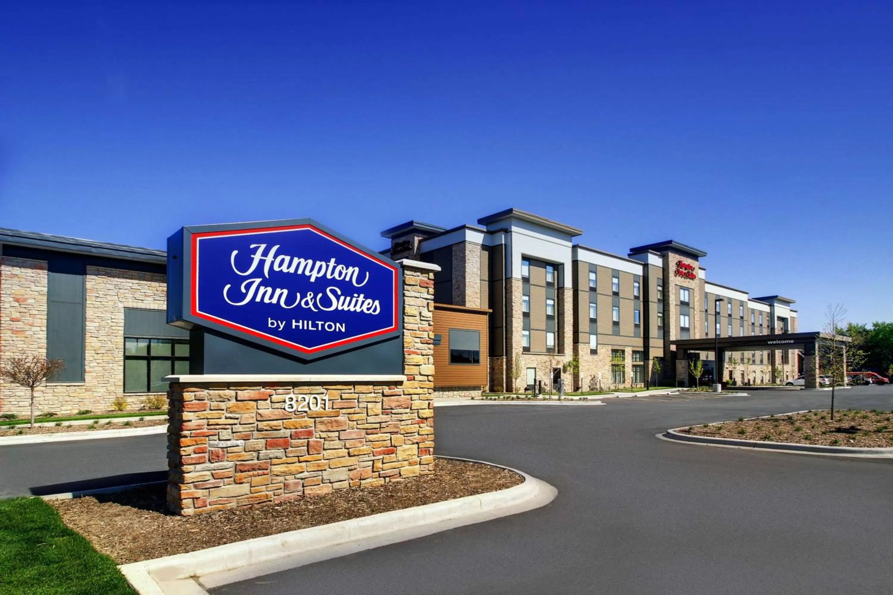 Property building in Hampton Inn & Suites Milwaukee West