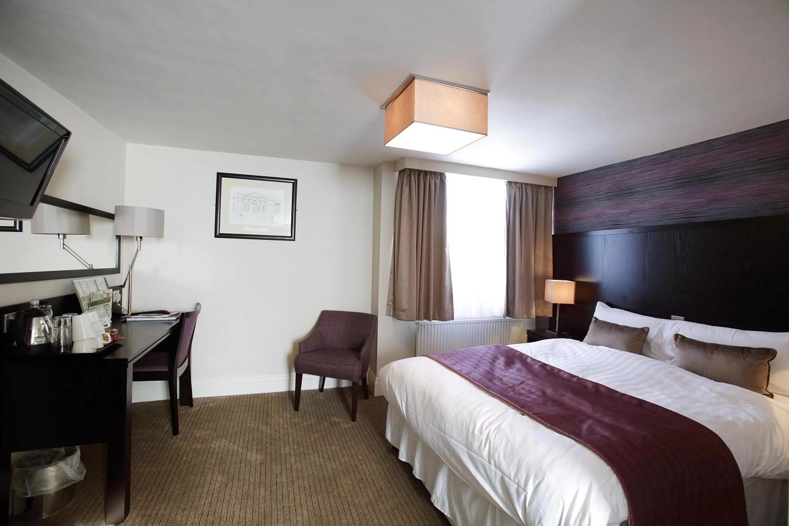 Bedroom, Bed in The King's Highway Wetherspoon