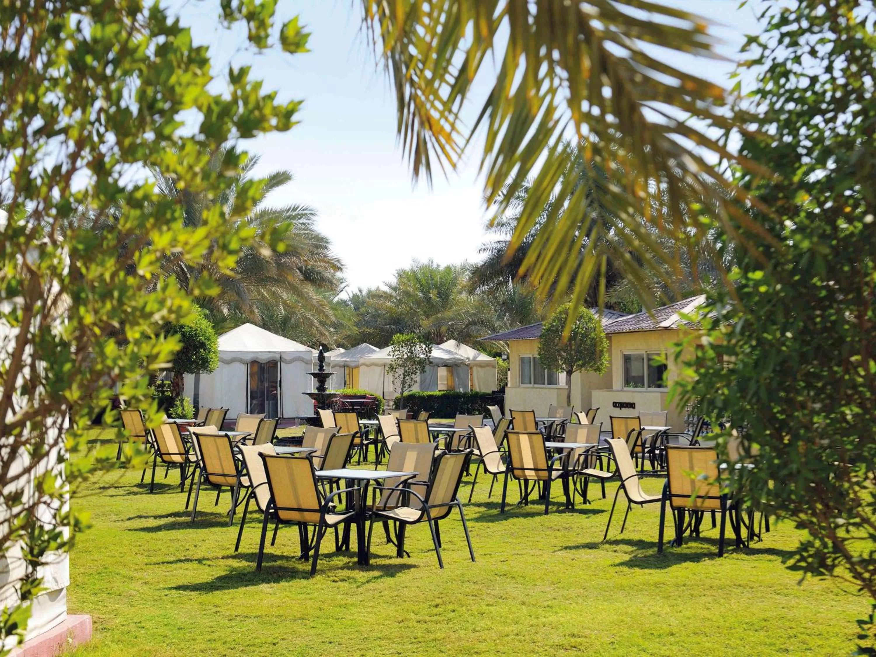 Lounge or bar in Mövenpick Hotel Kuwait