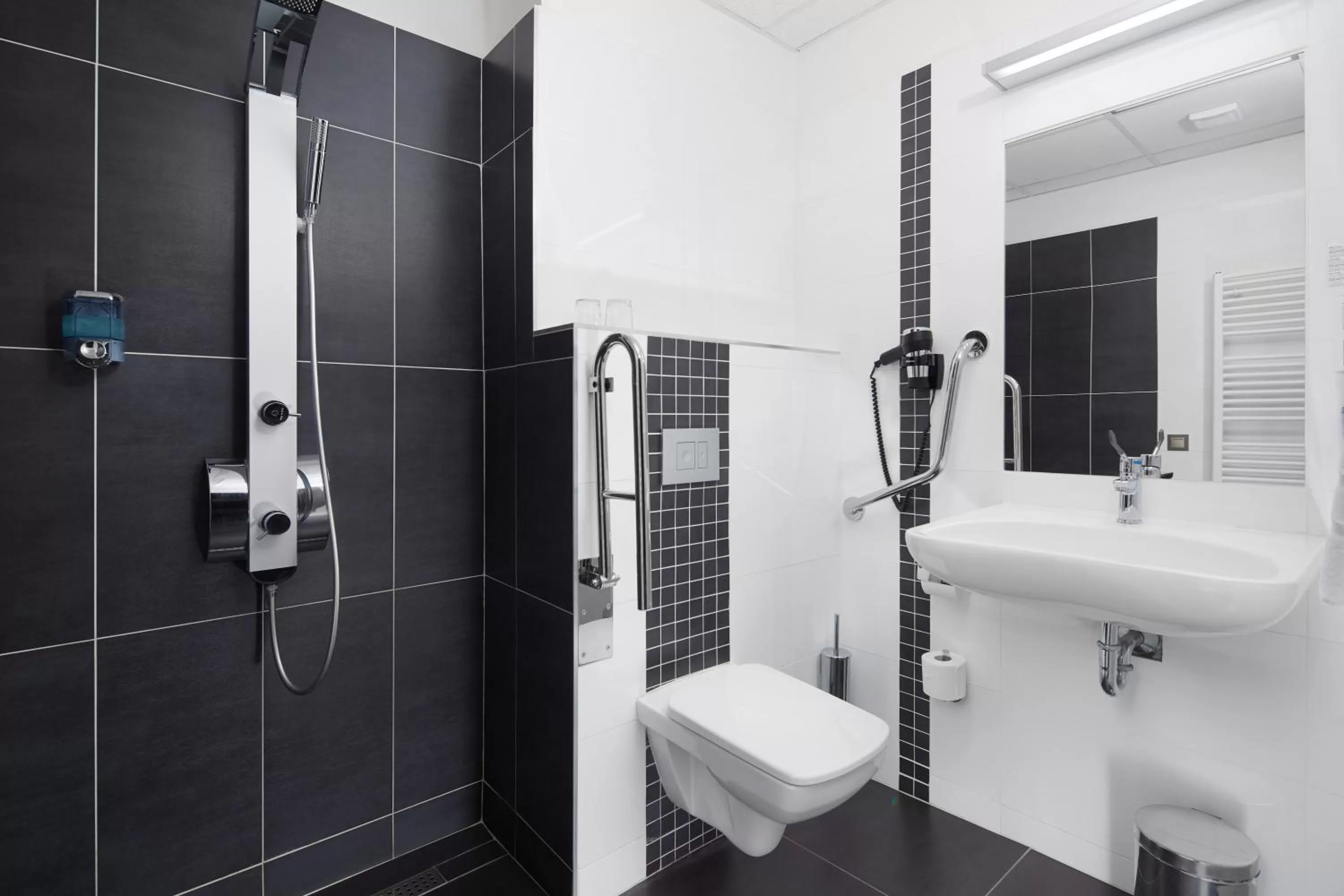 Shower in Hotel Nikolas