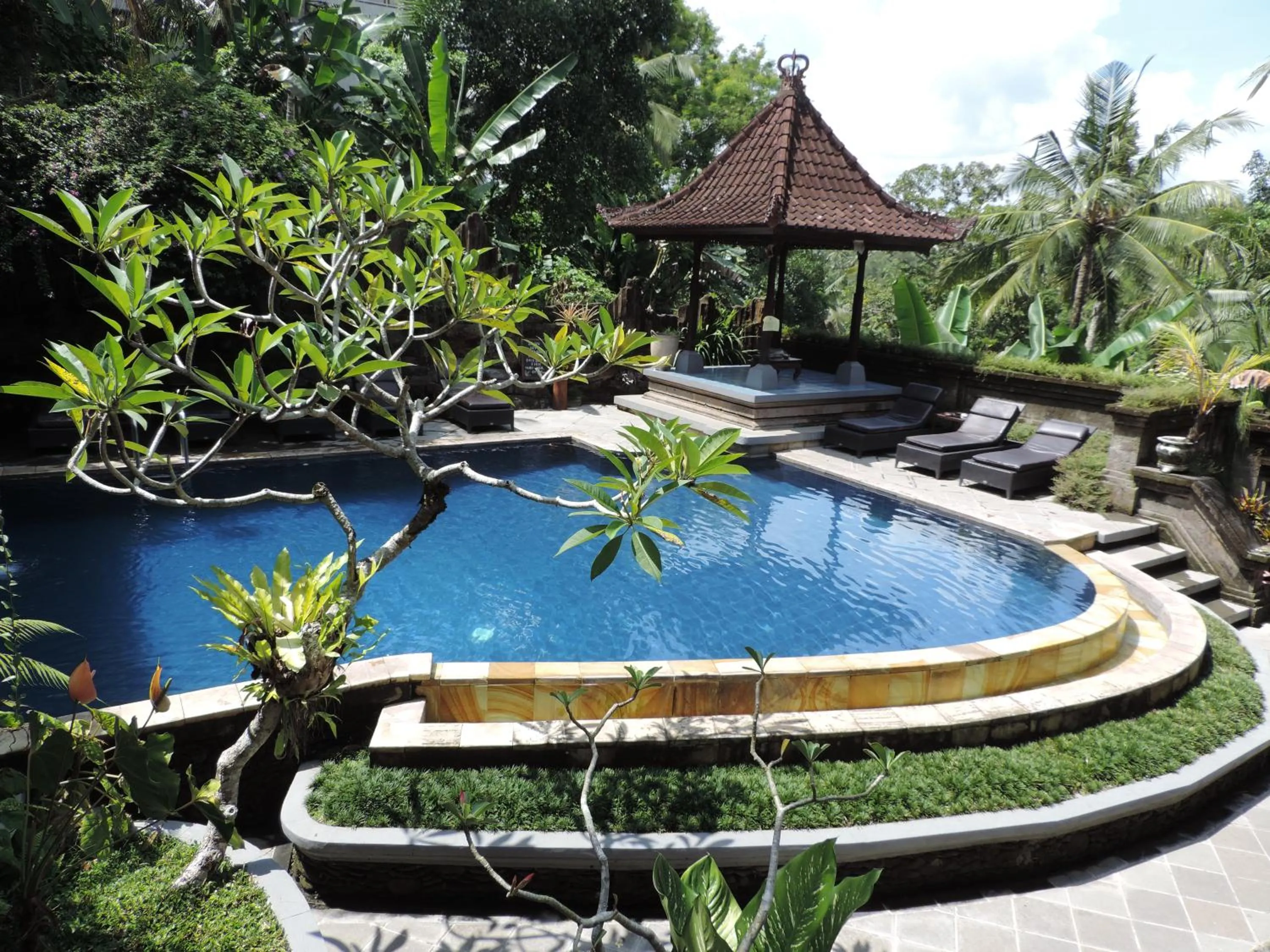 Swimming pool in Nick's Hidden Cottages by Mahaputra