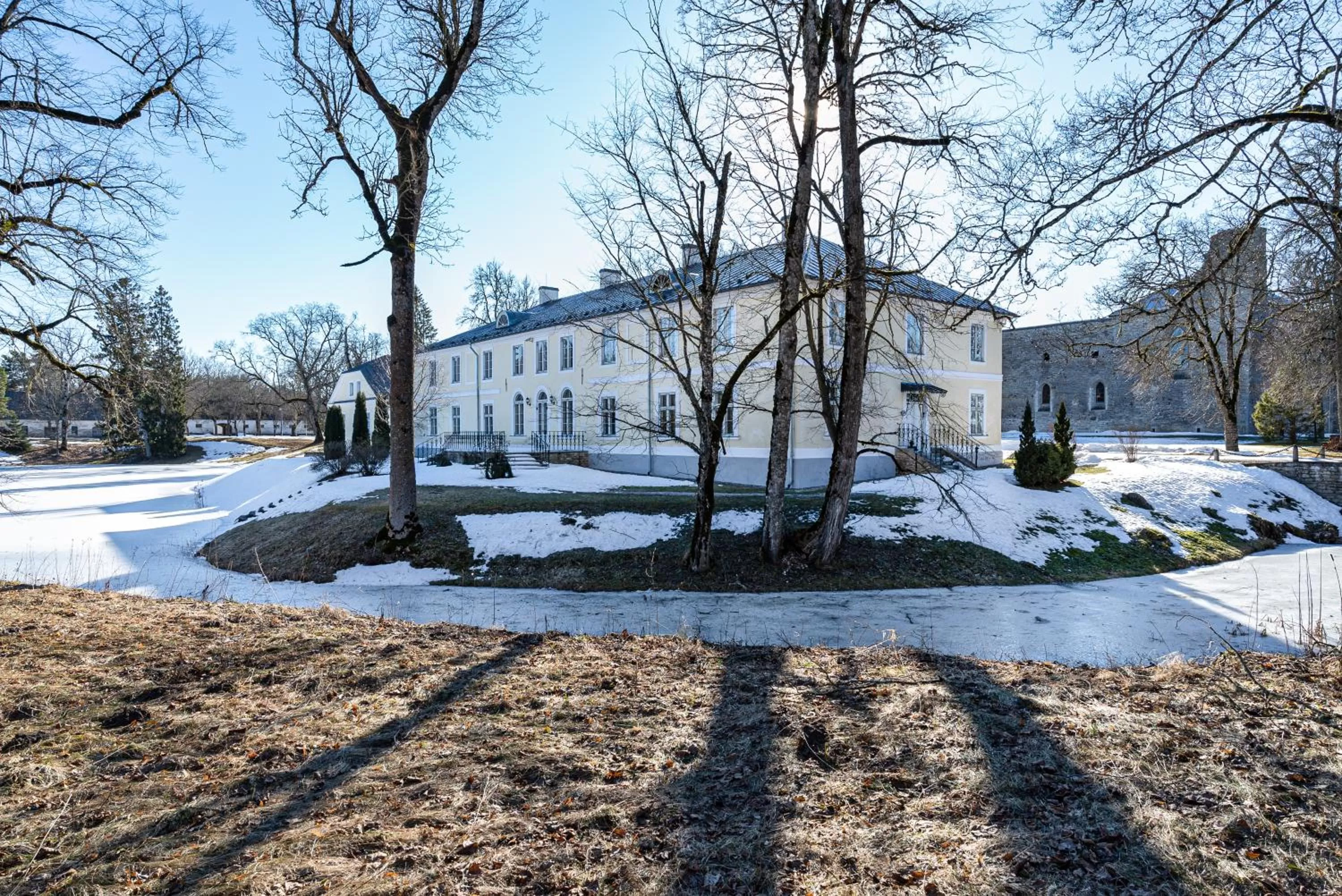 Property building in Padise Manor