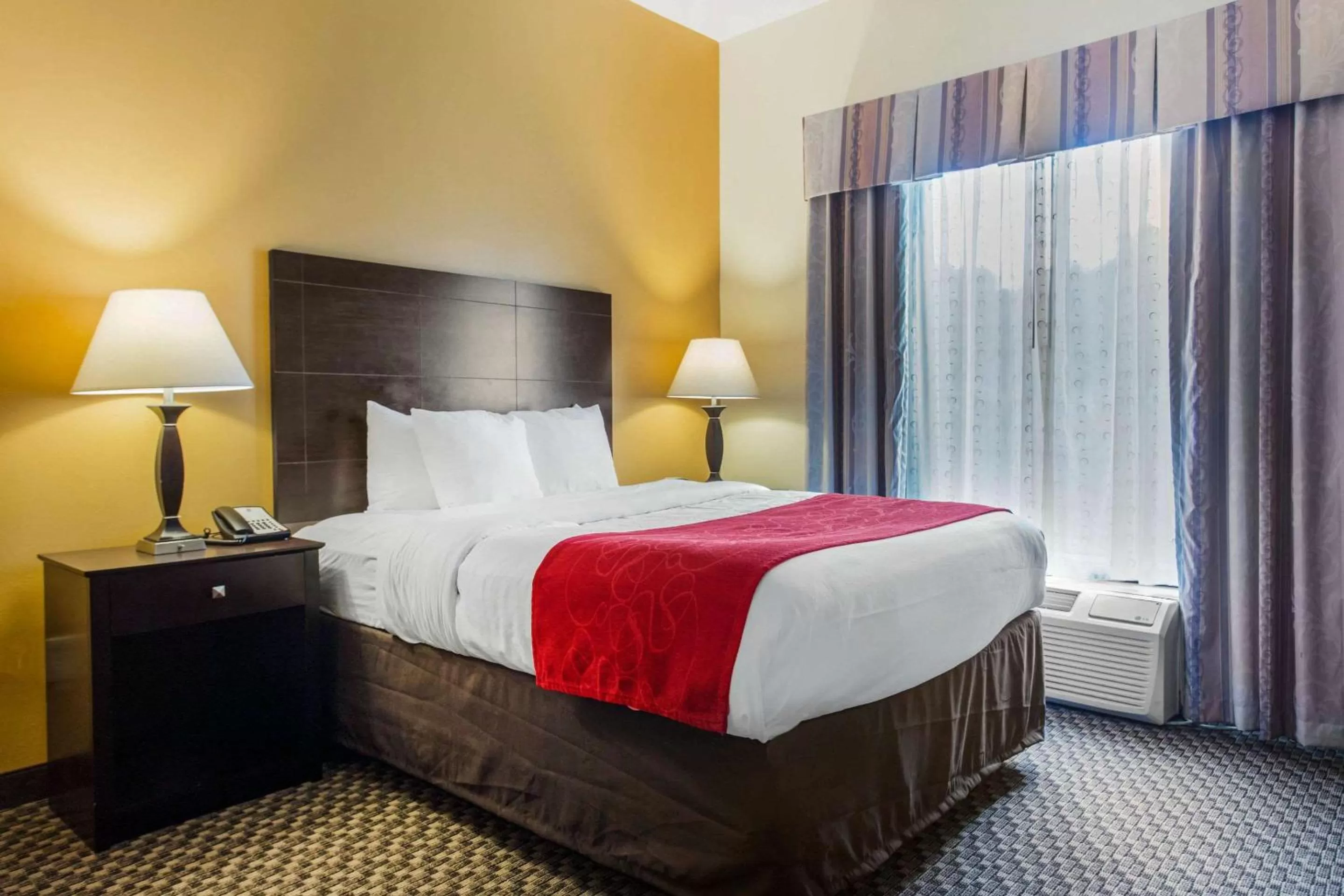 Photo of the whole room, Bed in Comfort Suites Clinton near Presbyterian College