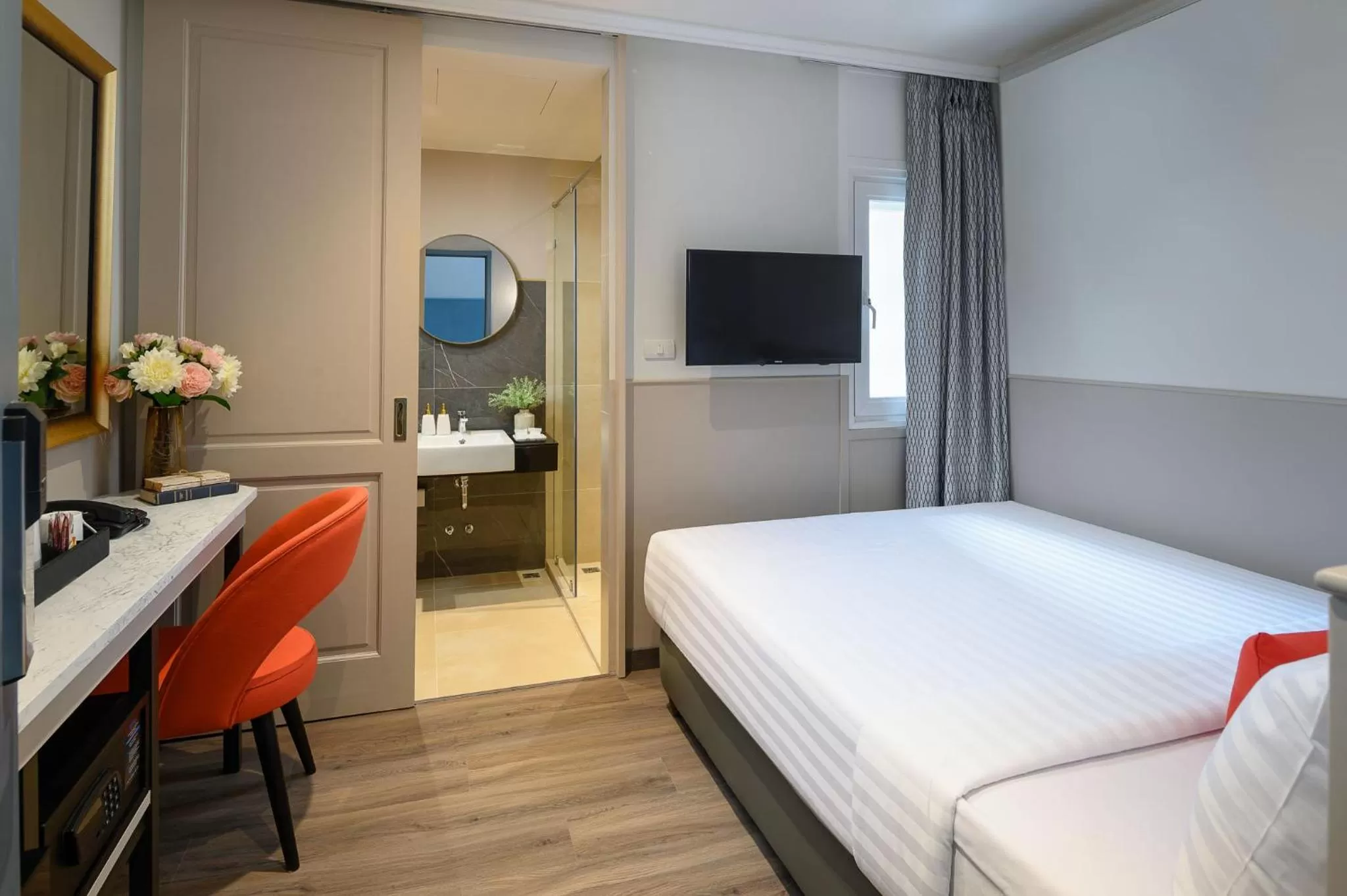 Photo of the whole room, Bed in The Mulberry Bangkok Khaosan Road