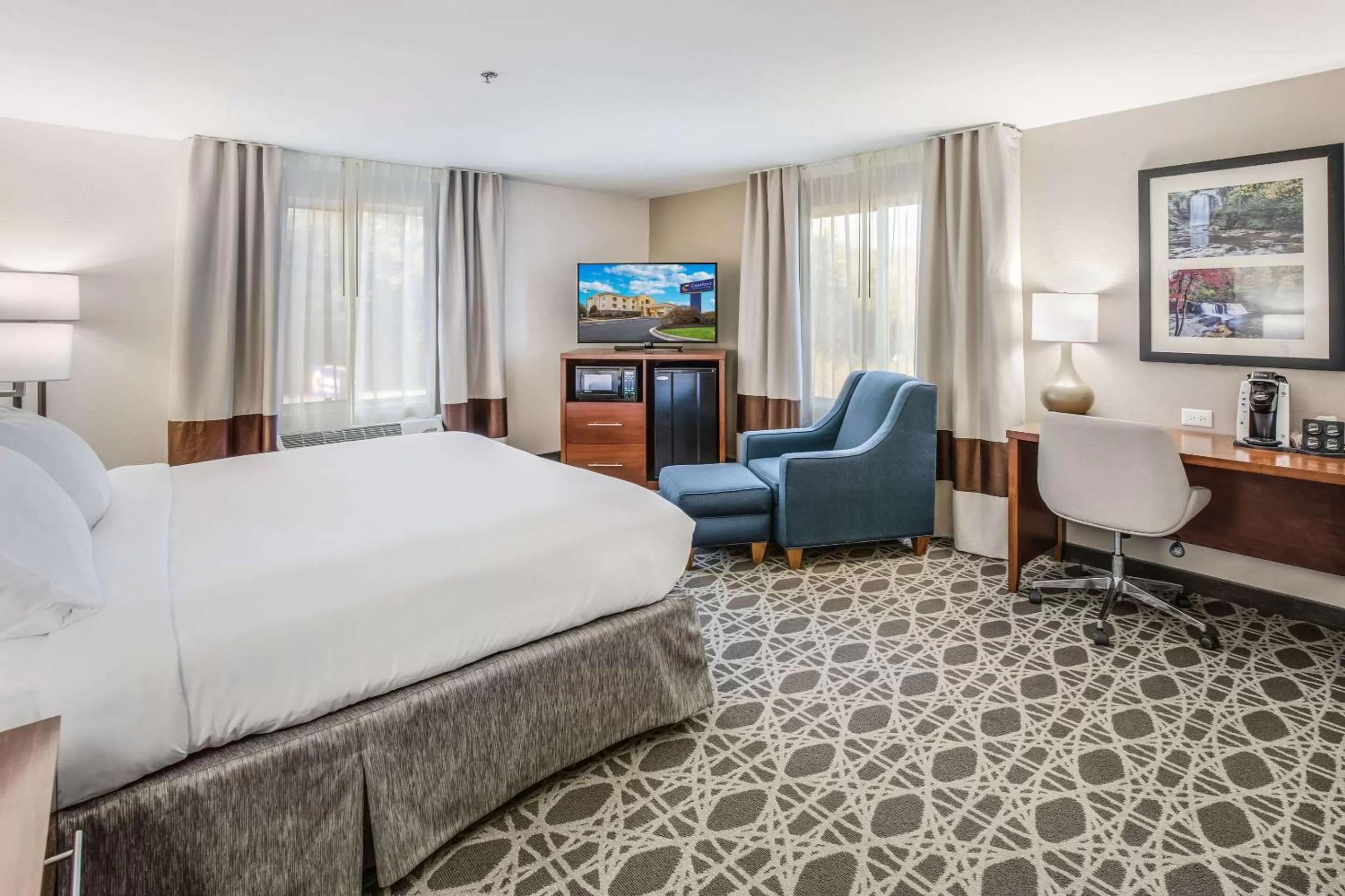 King Room with Roll-In Shower - Accessible/Non Smoking in Comfort Inn & Suites