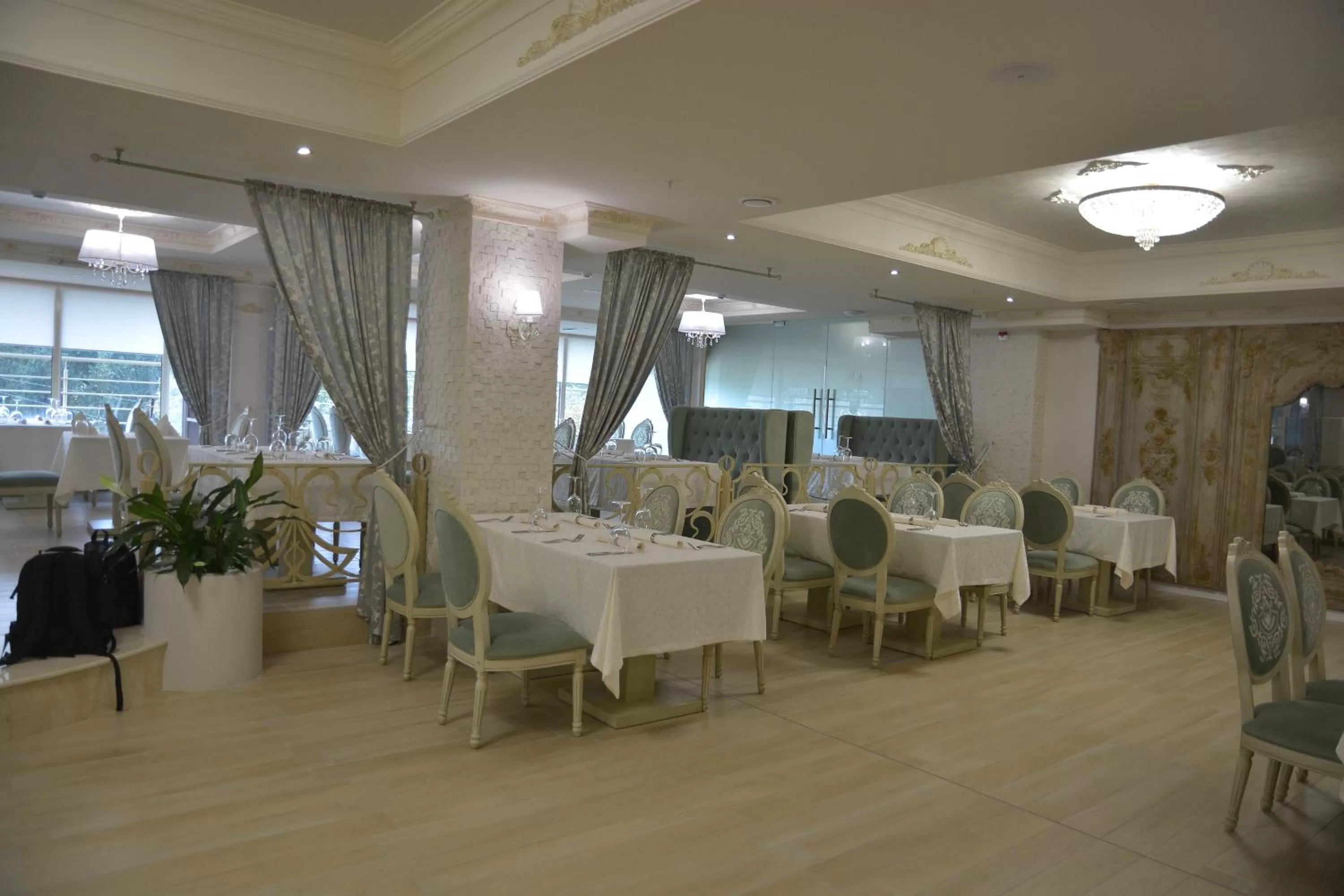 Restaurant/places to eat in Bristol Central Park Hotel