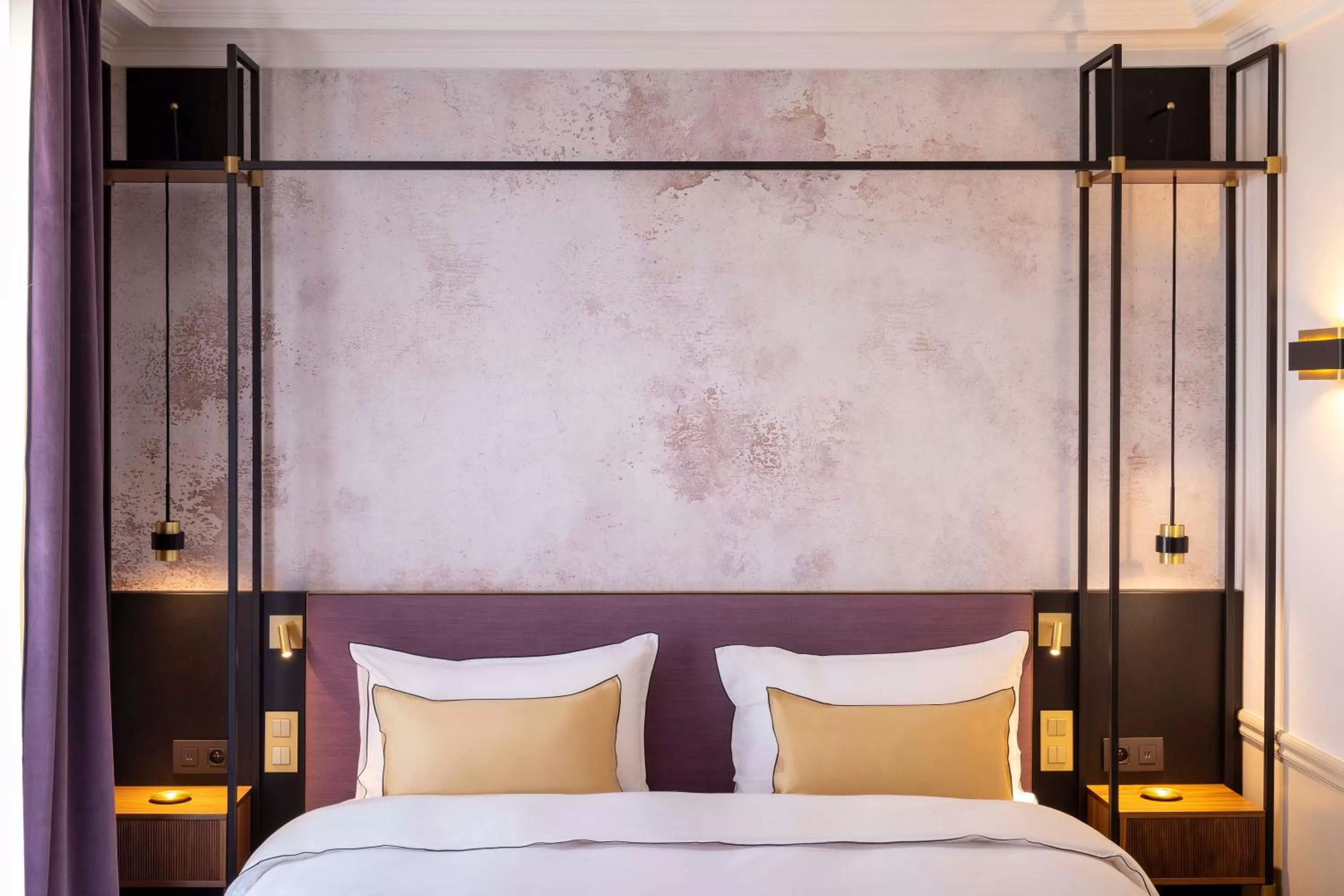 Bedroom, Bed in Victoria Palace Hotel