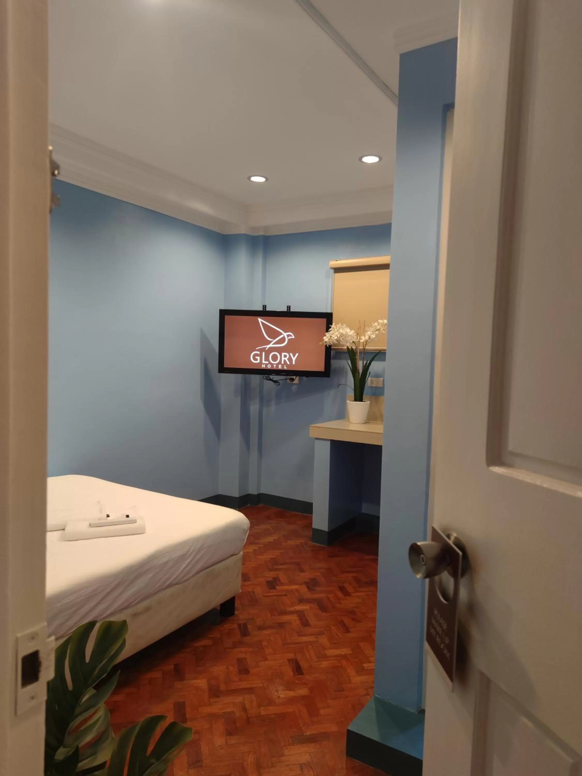Bed in Glory Hotel Cubao