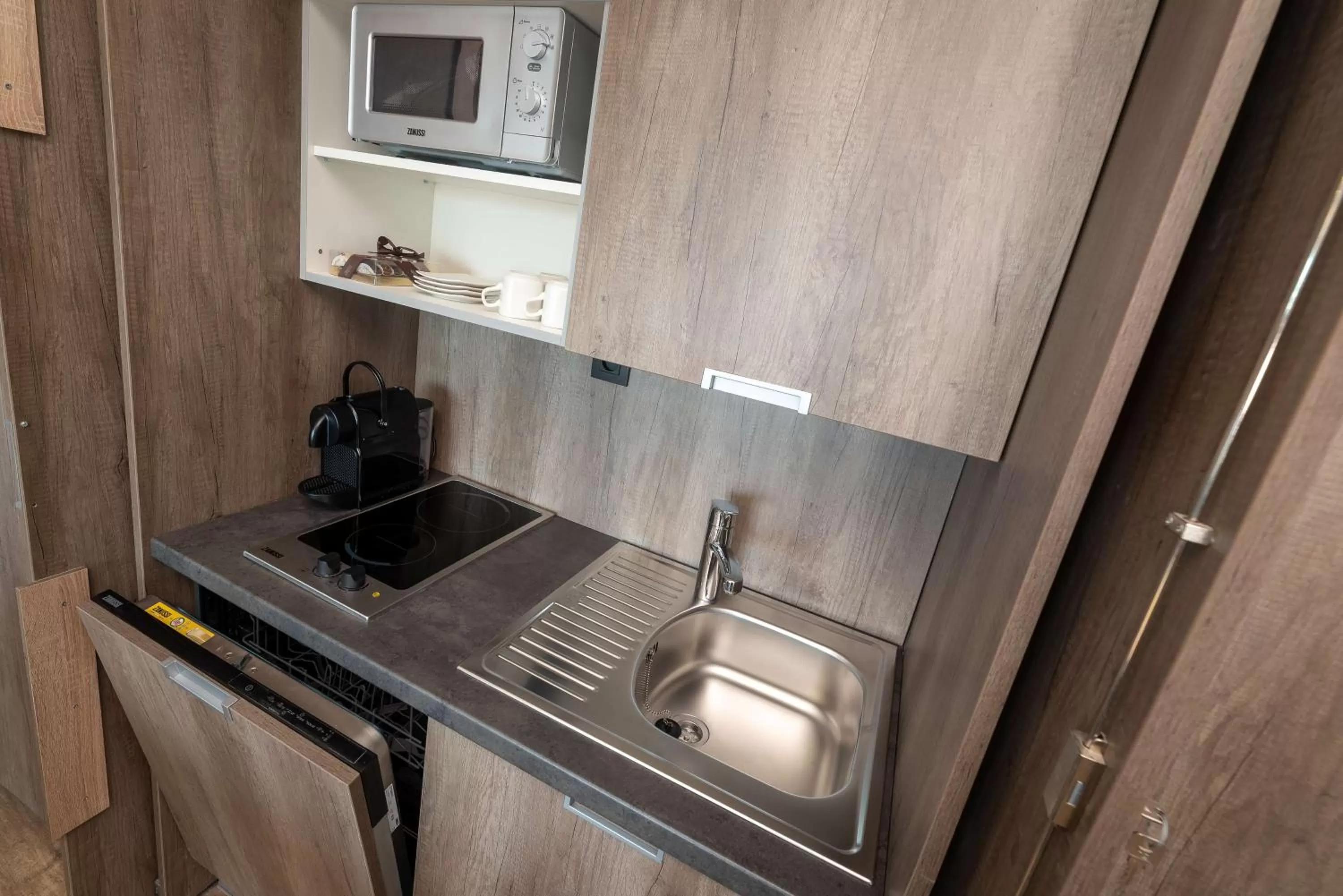 Kitchen or kitchenette in Golden Lakes Hotel