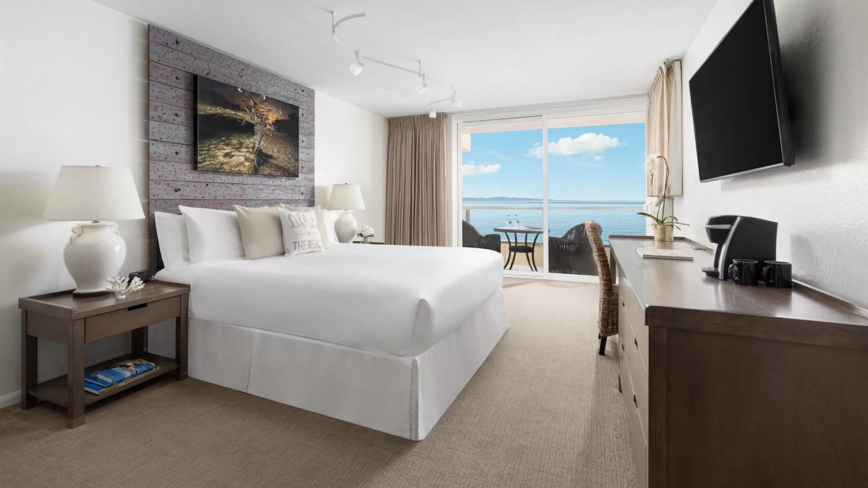 Bed in Pacific Edge Hotel on Laguna Beach