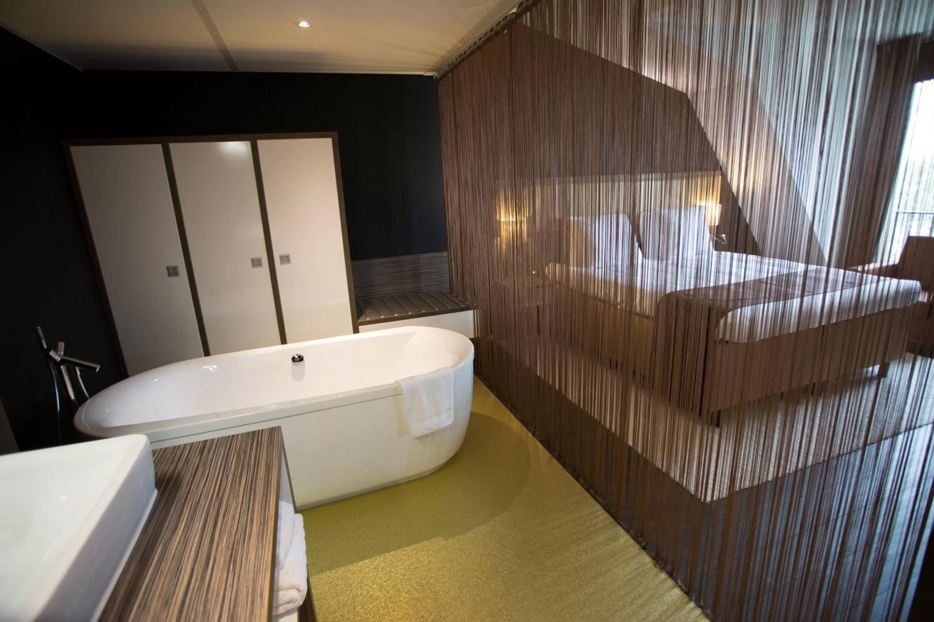 Bathroom, Bed in City Hotel Gouda, WorldHotels Crafted Collection