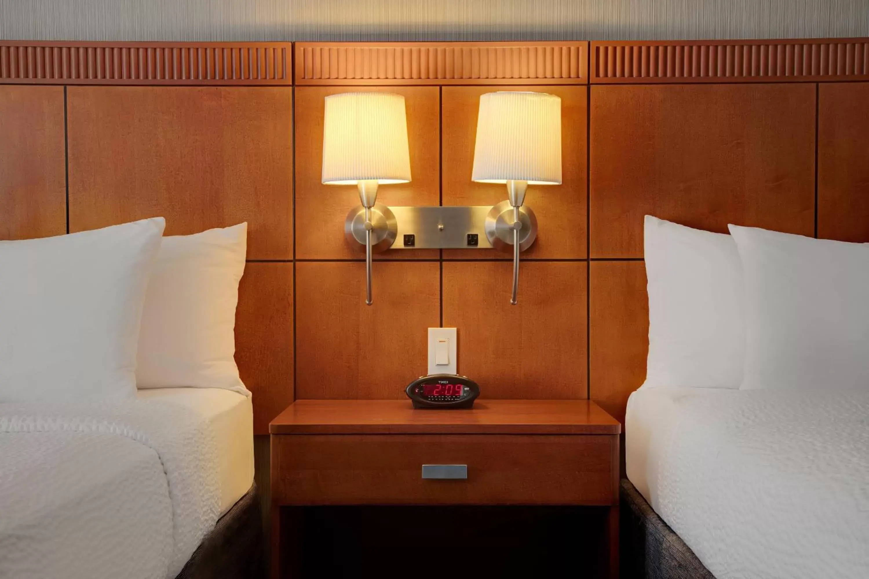 Deluxe Queen Room with Two Queen Beds - Hearing Accessible in Courtyard Cleveland Beachwood Deluxe Queen Room with Two Queen Beds - Hearing Accessible in Courtyard Cleveland Beachwood