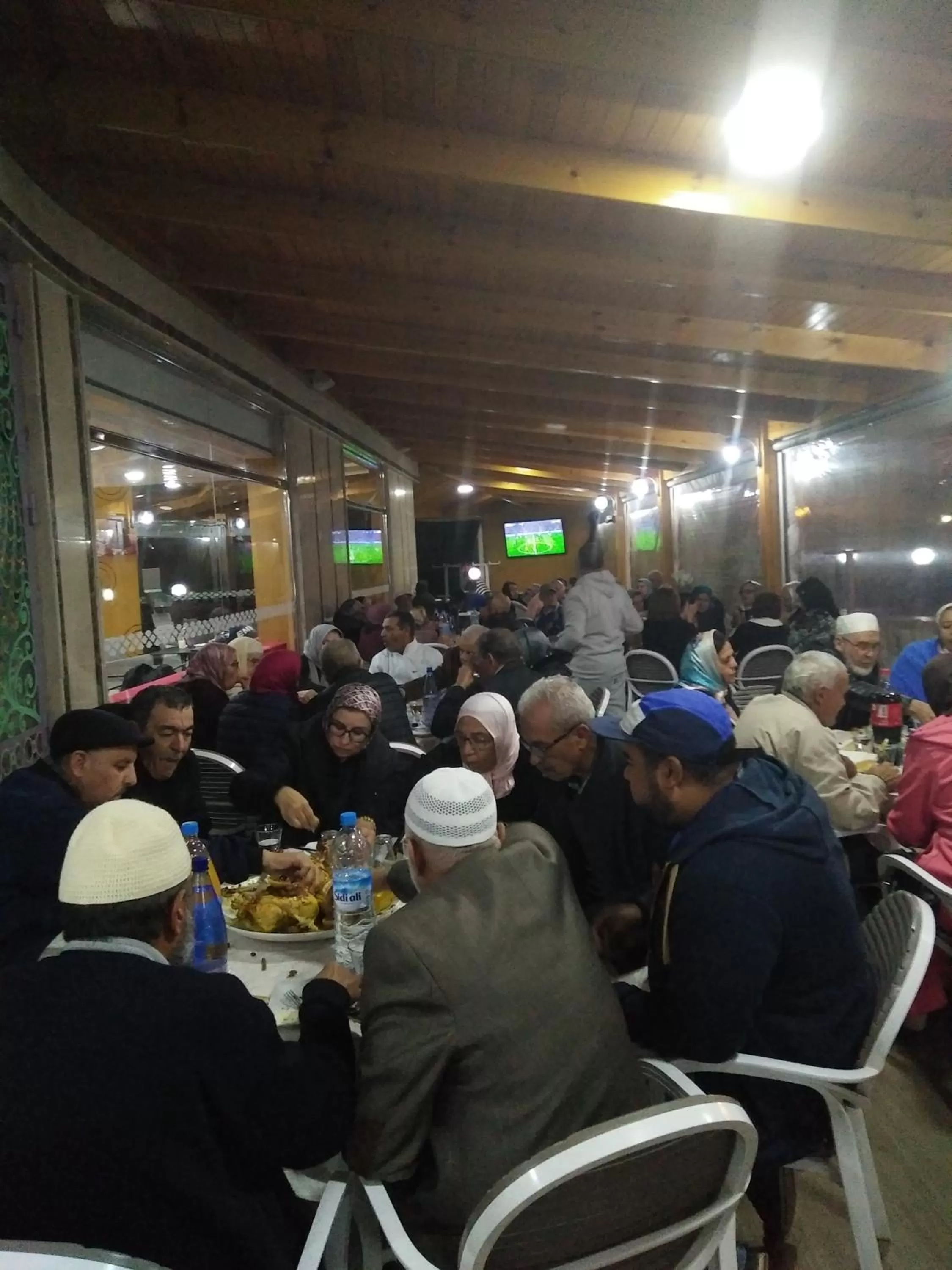 Restaurant/Places to Eat in Hôtel Hadaik Ain Asserdoune