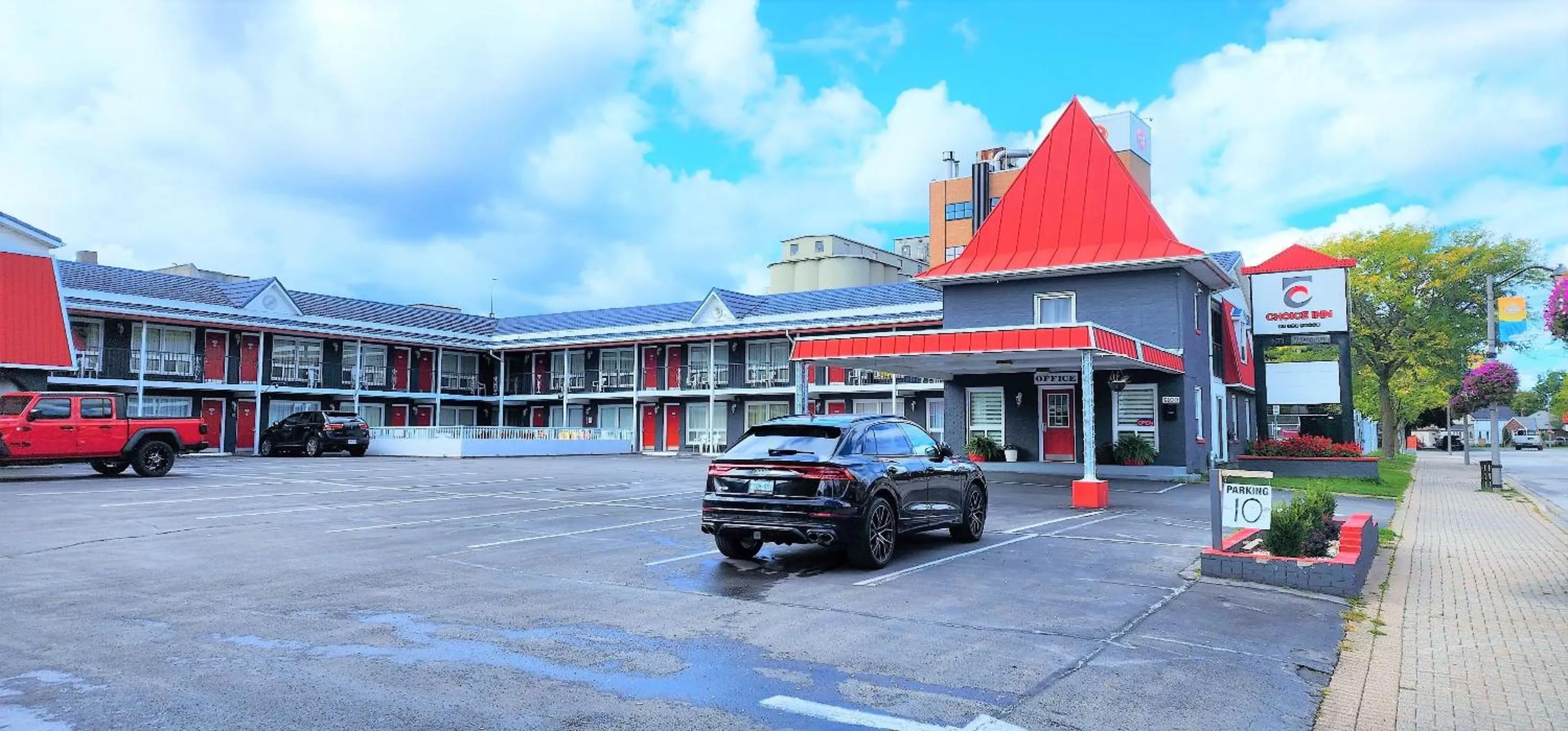 Property building in Choice Inn by the falls