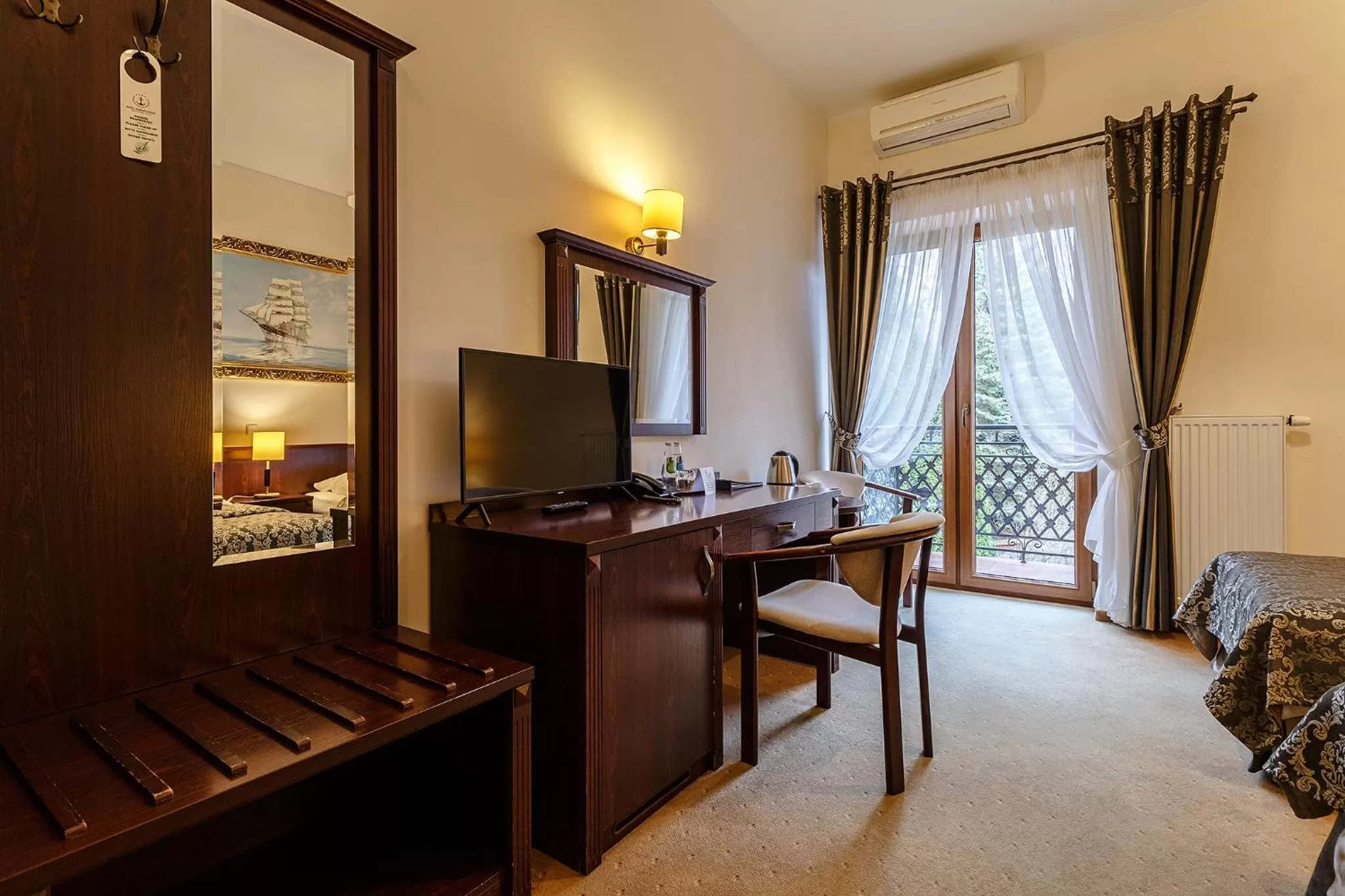 Photo of the whole room in Hotel Robert's Port