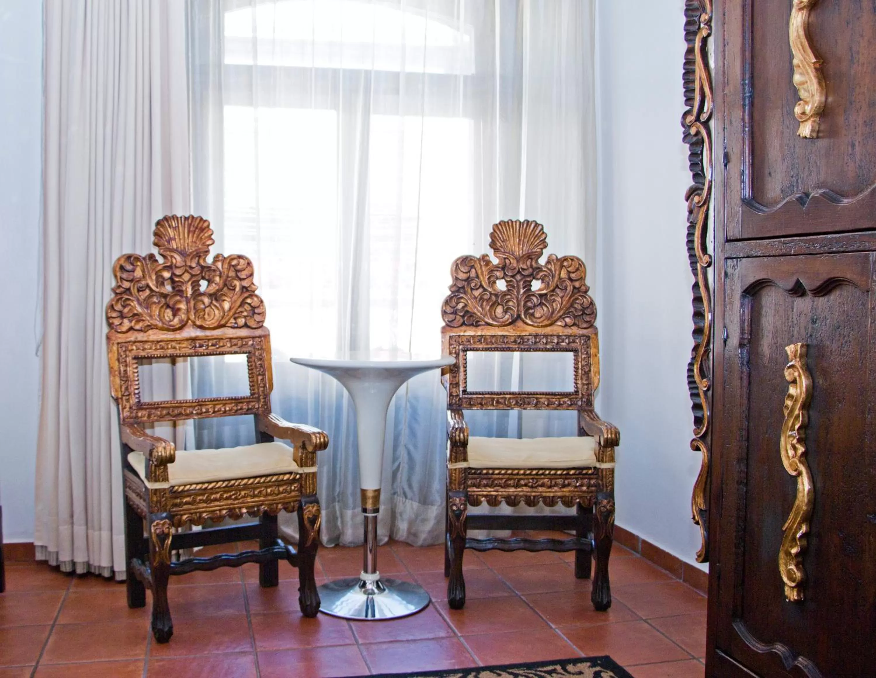 Seating area in Hotel Herencia By Hosting House