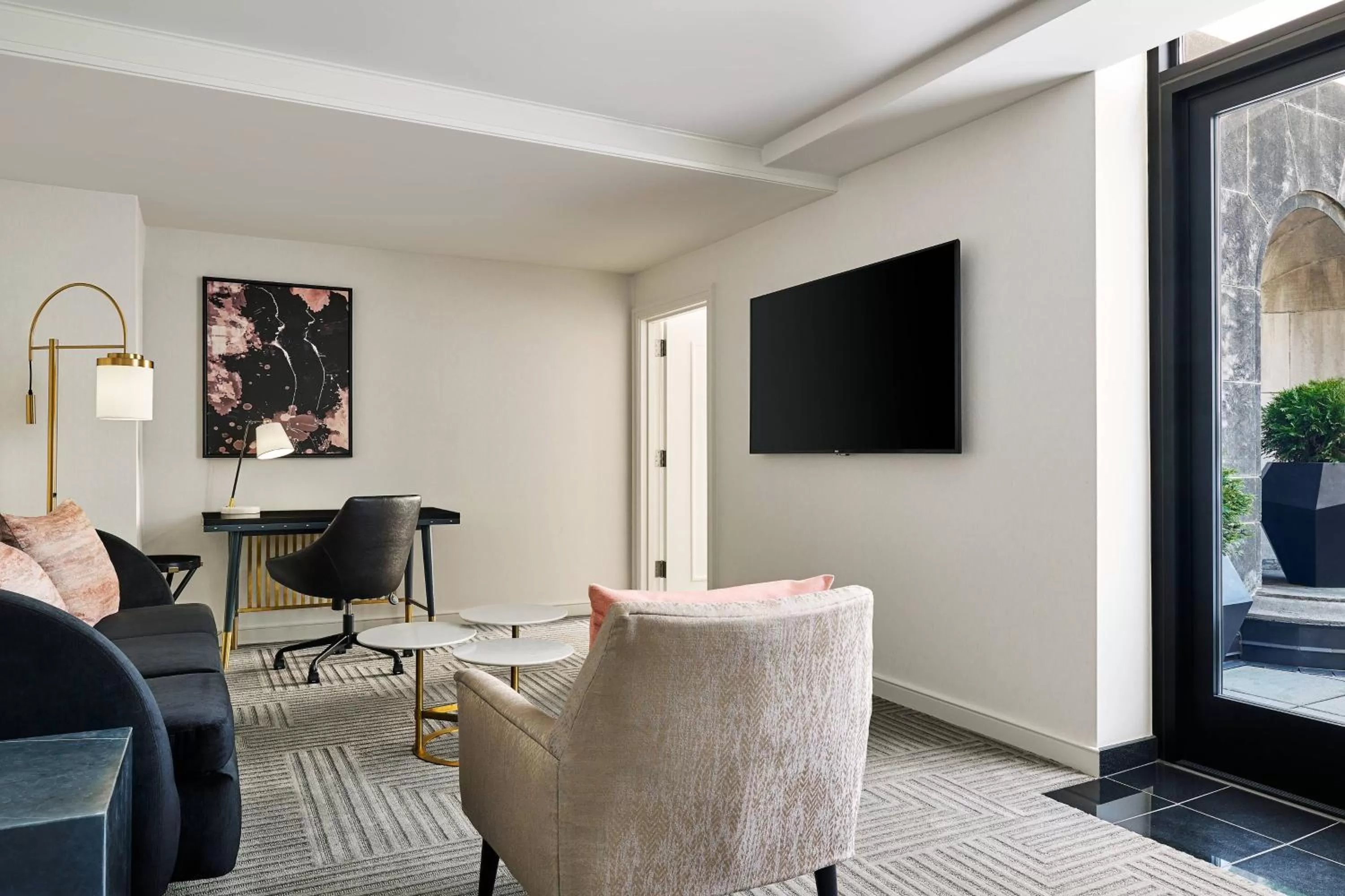 Living room in The Gwen, a Luxury Collection Hotel, Michigan Avenue Chicago