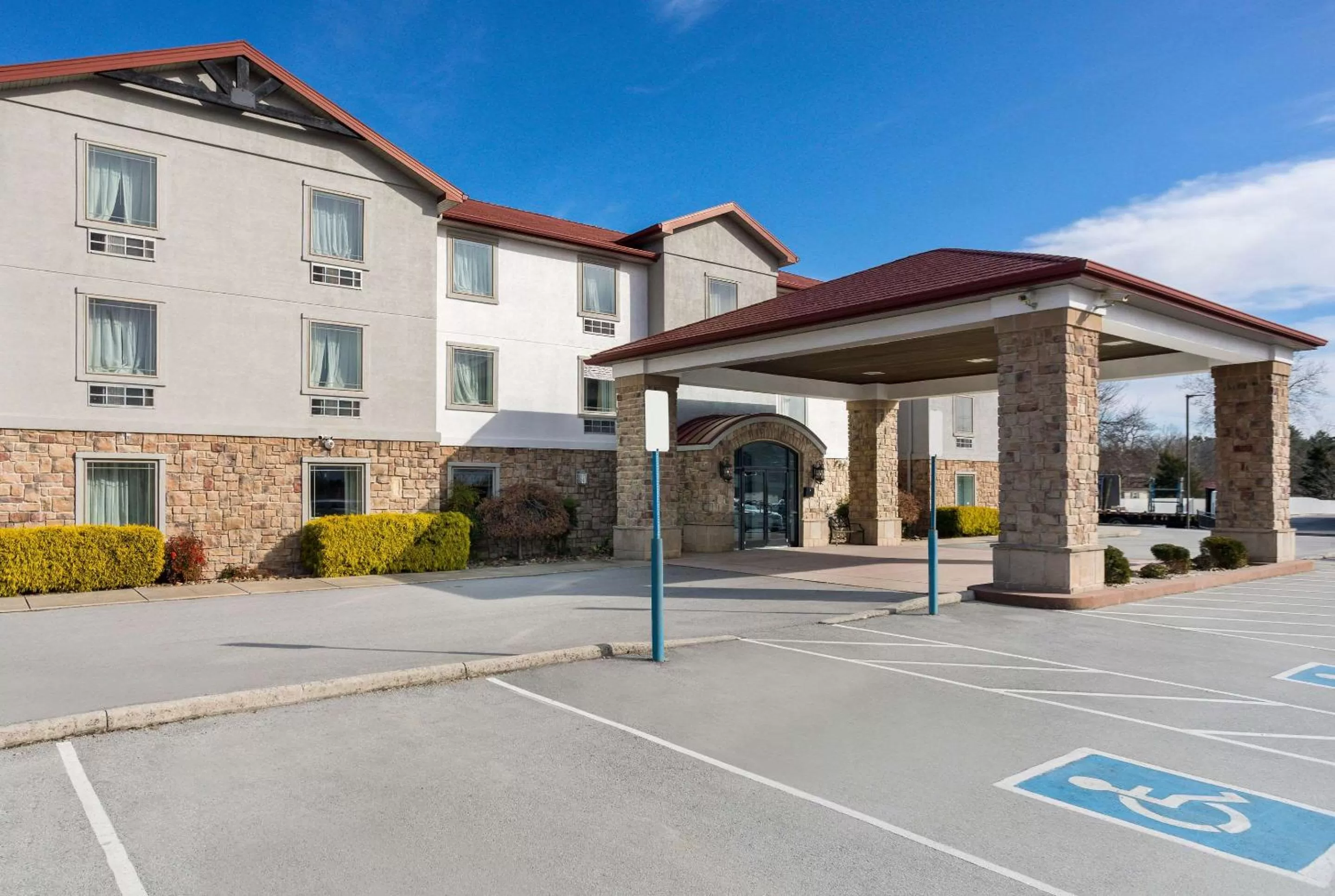 Property building in Quality Inn & Suites Monterey I-40